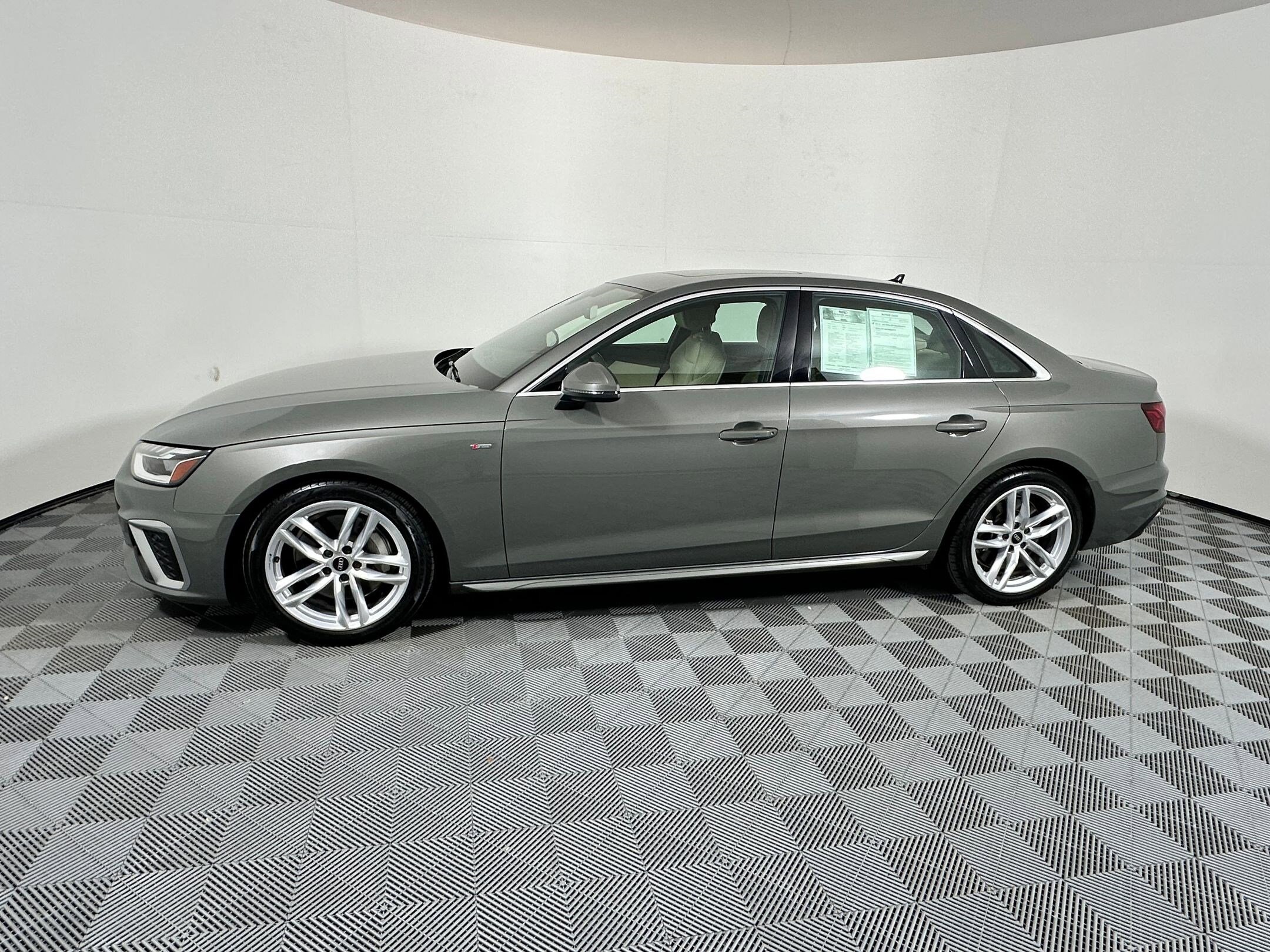 2023 Audi A4 S line Quattro Premium Plus photo 2