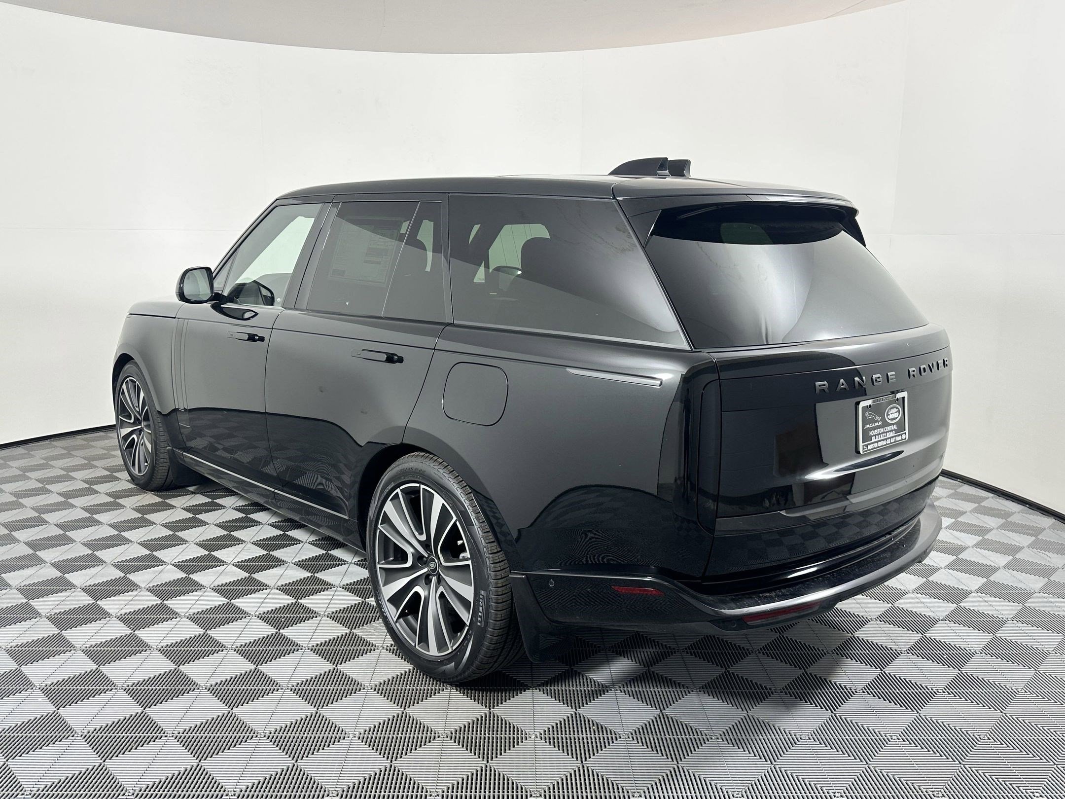 2025 Land Rover Range Rover SE photo 3