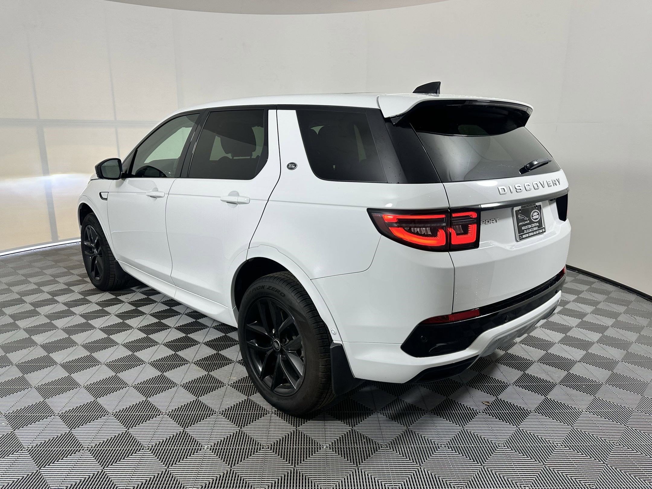 2025 Land Rover Discovery Sport S photo 2