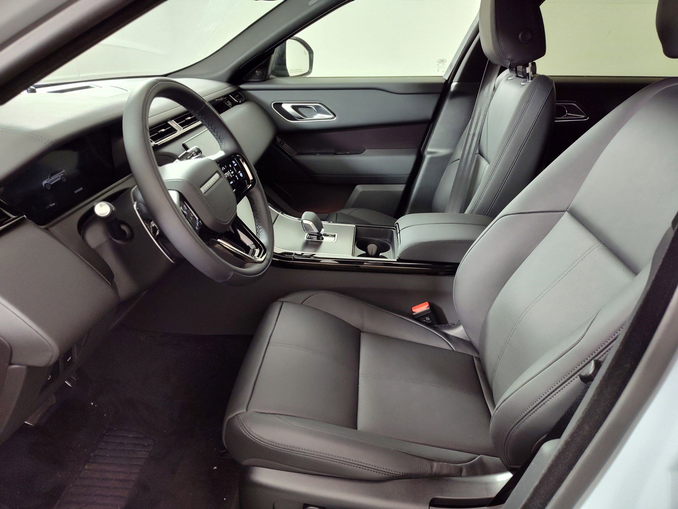 2026 Land Rover Range Rover Velar SE photo 4