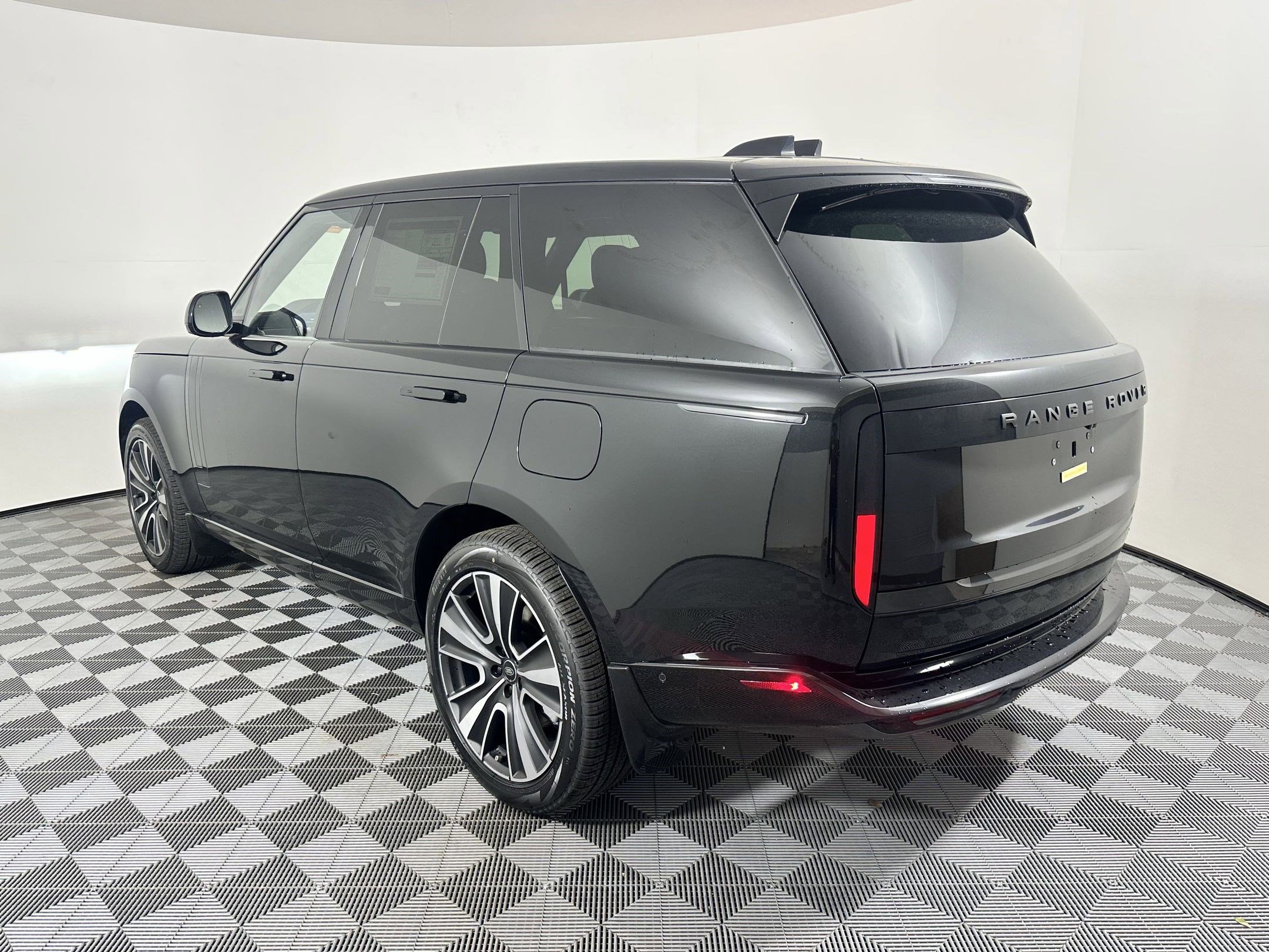 2025 Land Rover Range Rover SE photo 2