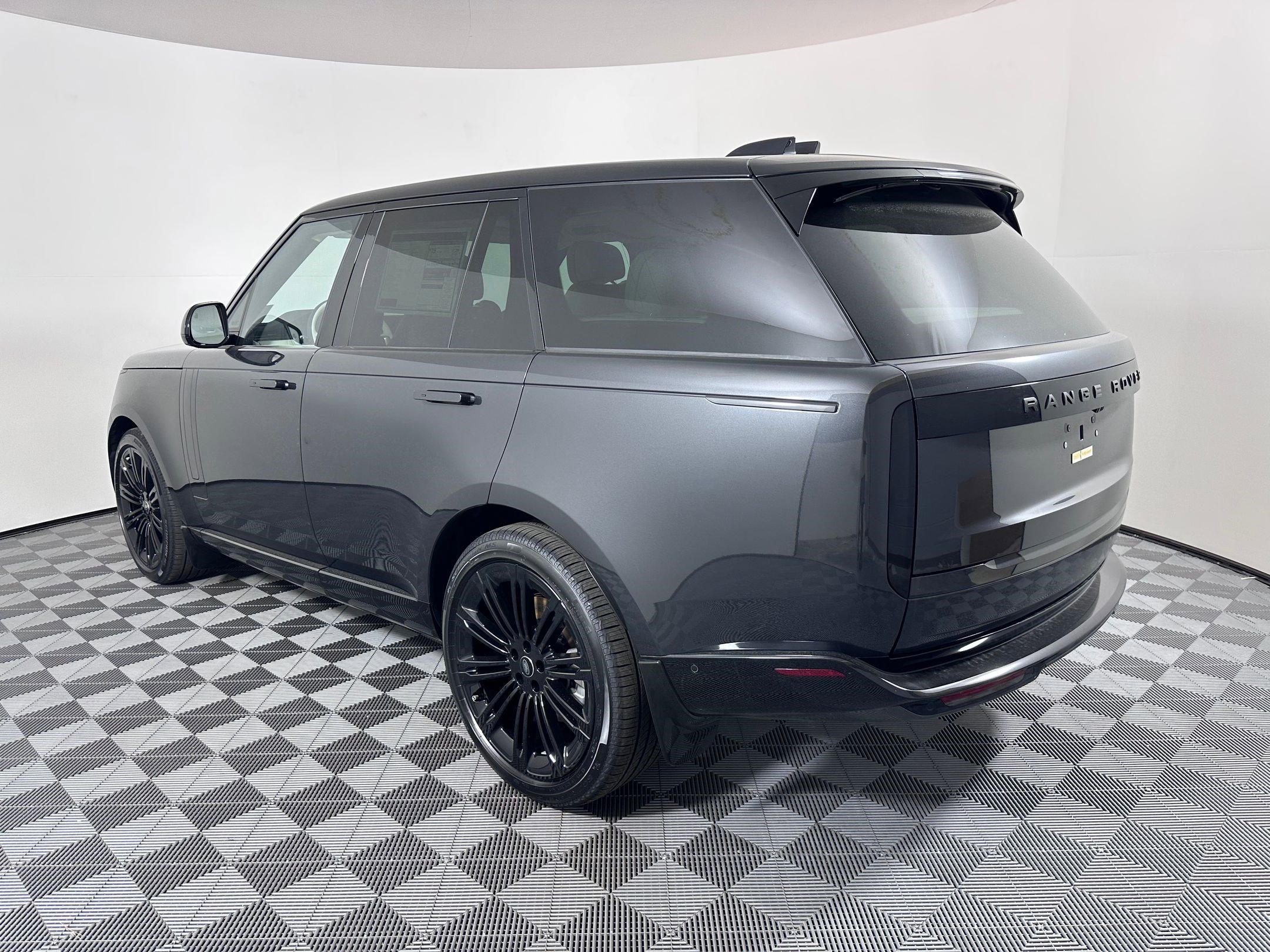 2025 Land Rover Range Rover SE photo 3