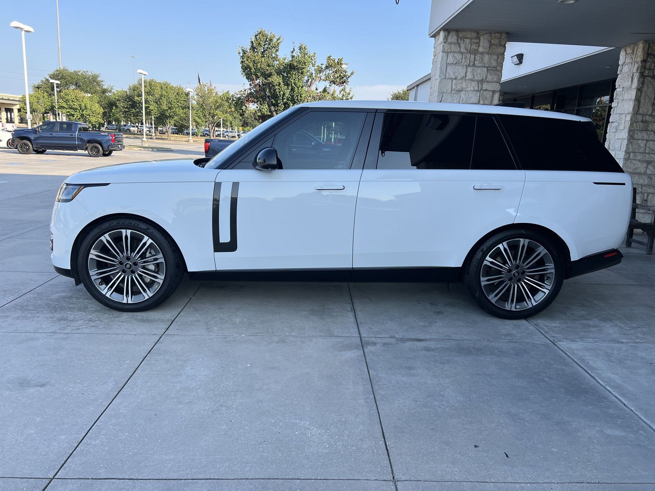 2023 Land Rover Range Rover SE photo 2