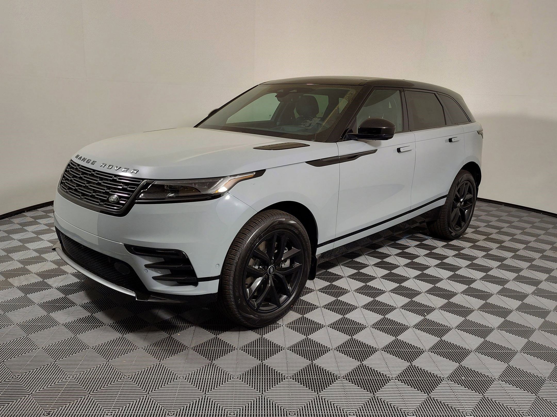 2026 Land Rover Range Rover Velar Dynamic SE's photo