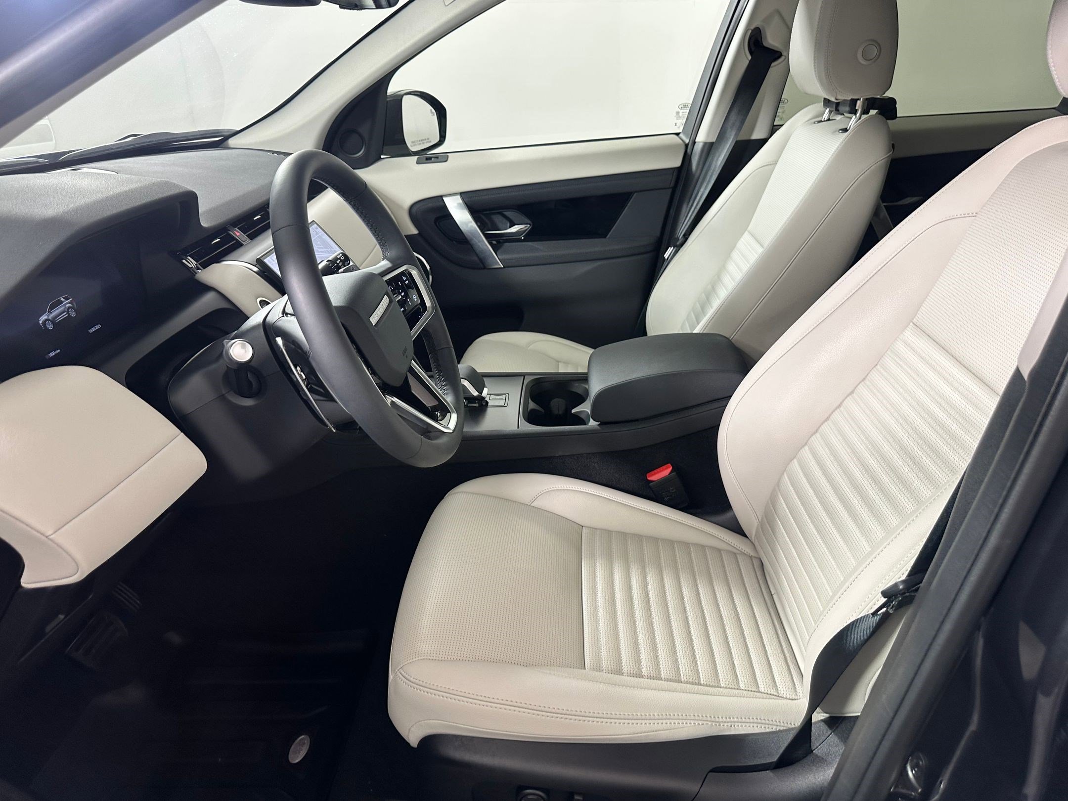 2025 Land Rover Discovery Sport S photo 4