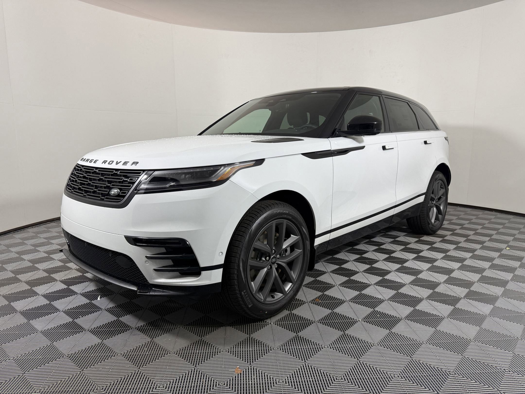 2026 Land Rover Range Rover Velar Dynamic SE