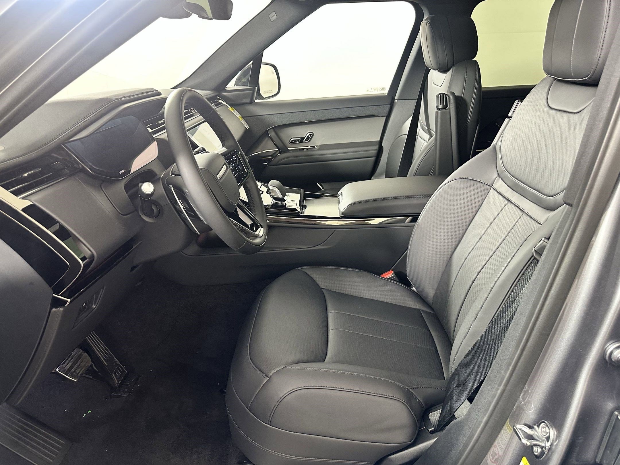 2025 Land Rover Range Rover Sport SE photo 3