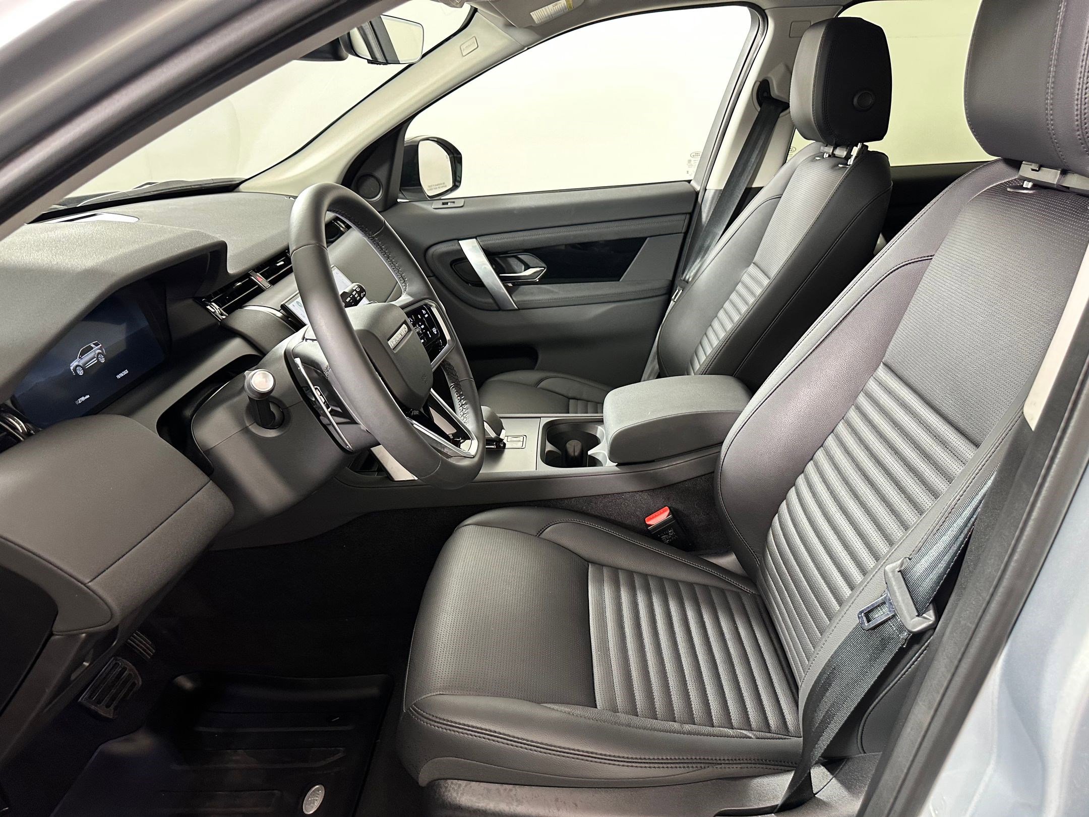 2025 Land Rover Discovery Sport S photo 4