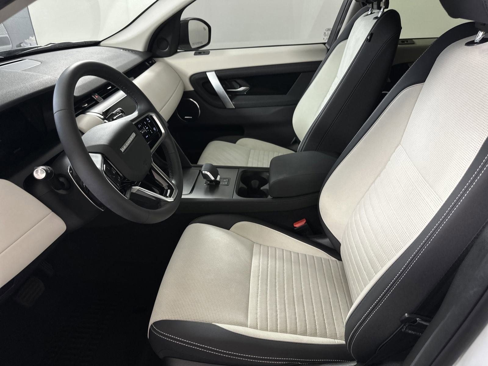2024 Land Rover Discovery Sport S photo 3