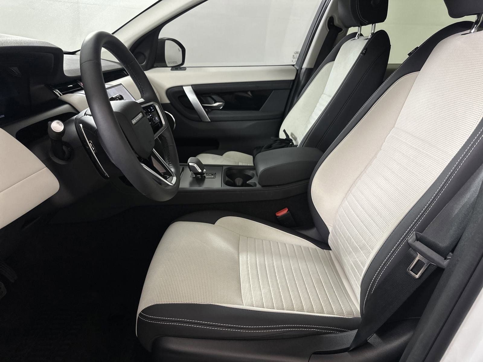 2024 Land Rover Discovery Sport S photo 3