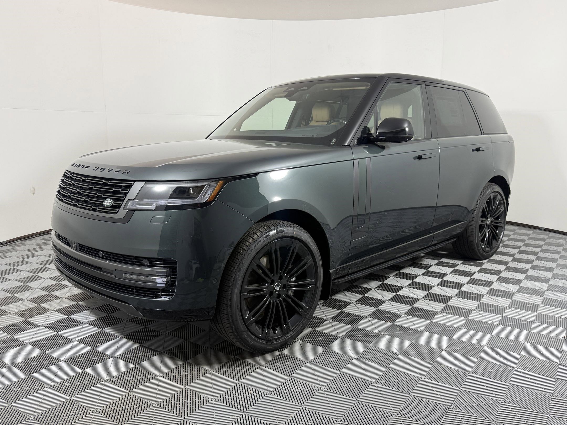 2025 Land Rover Range Rover SE's photo