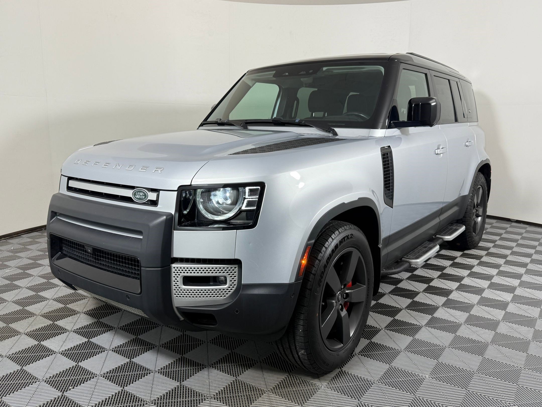 2022 Land Rover Defender SE's photo
