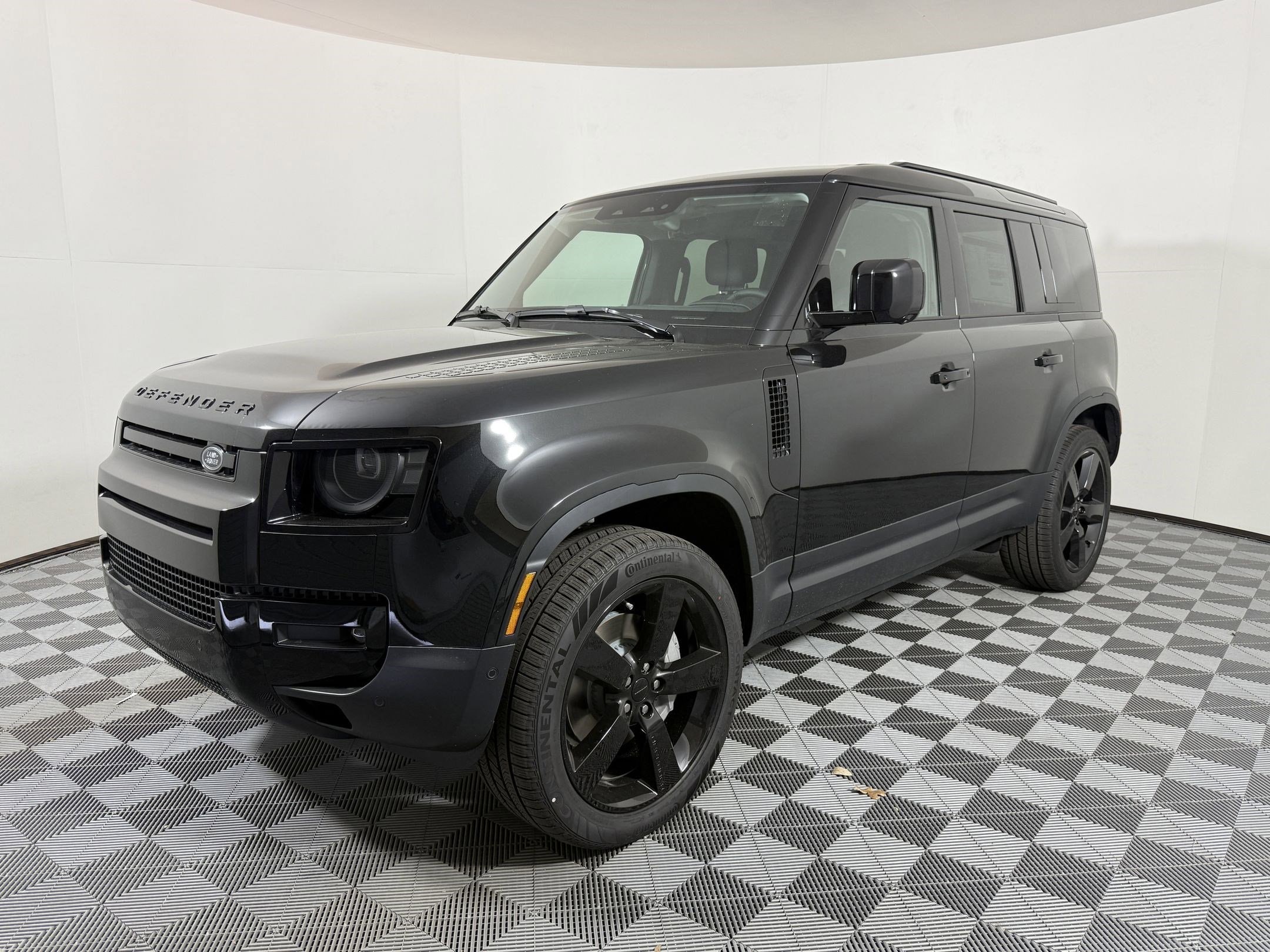 2026 Land Rover Defender S's photo