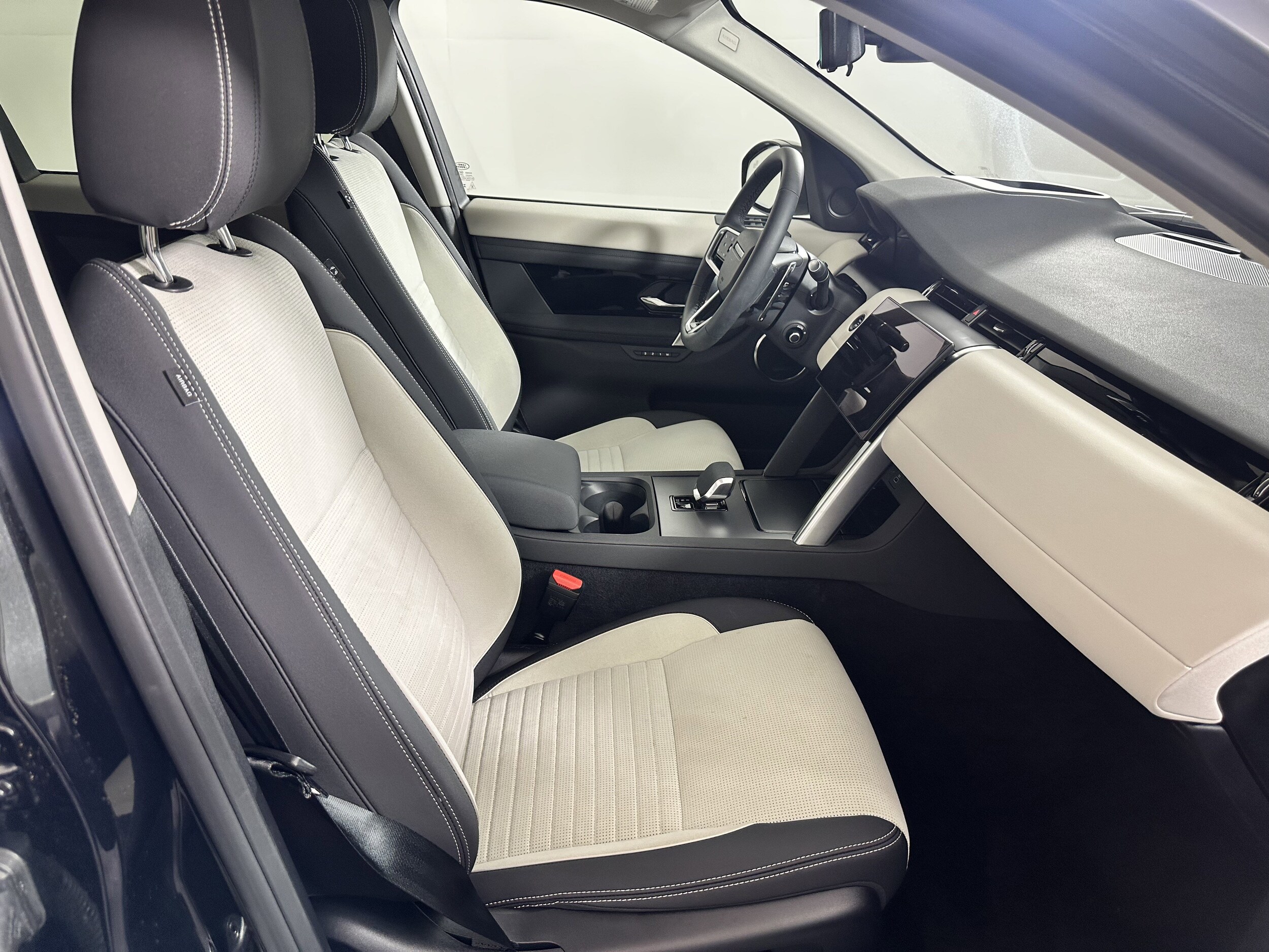 2024 Land Rover Discovery Sport S photo 3