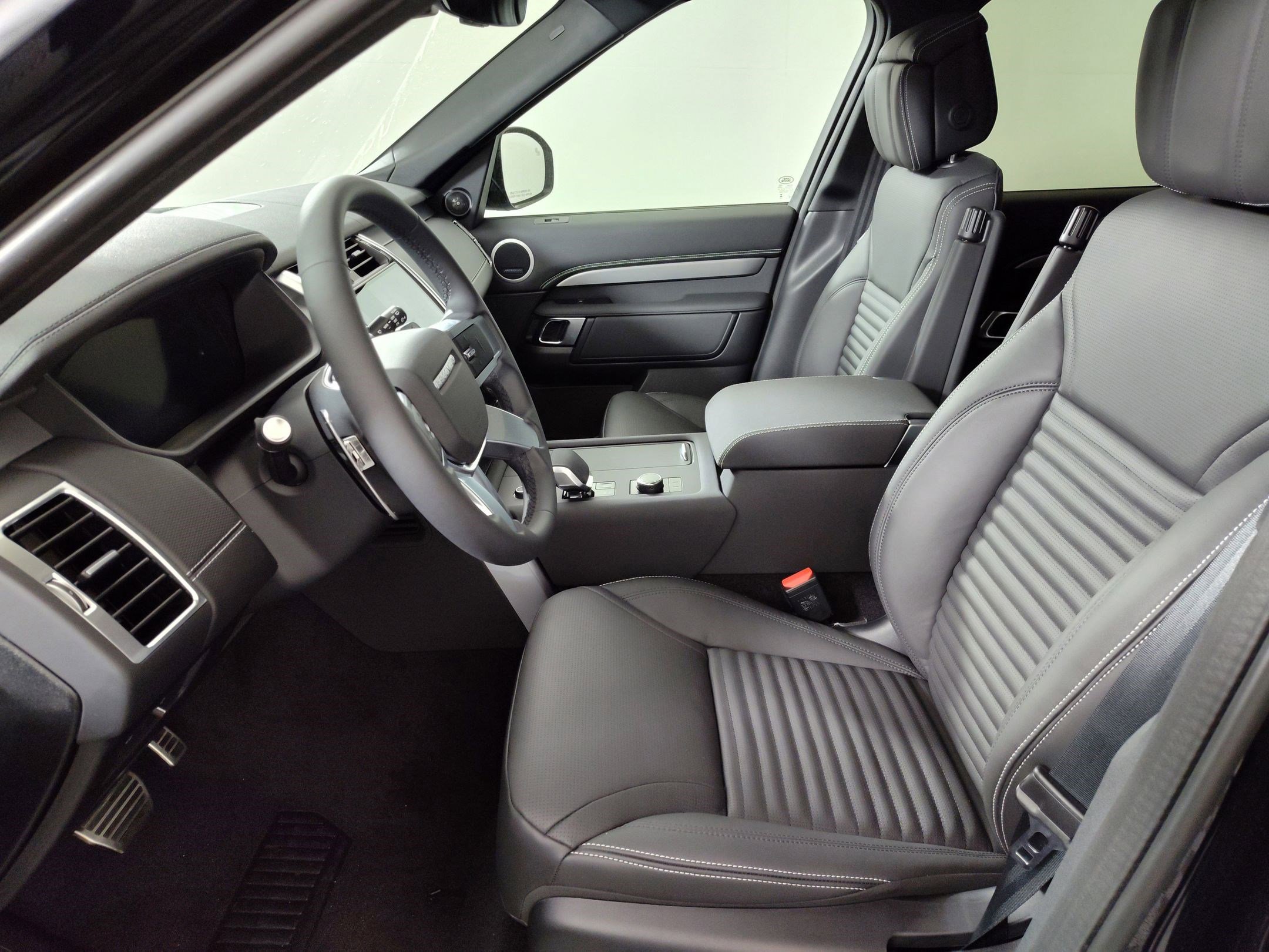 2025 Land Rover Discovery SE photo 2