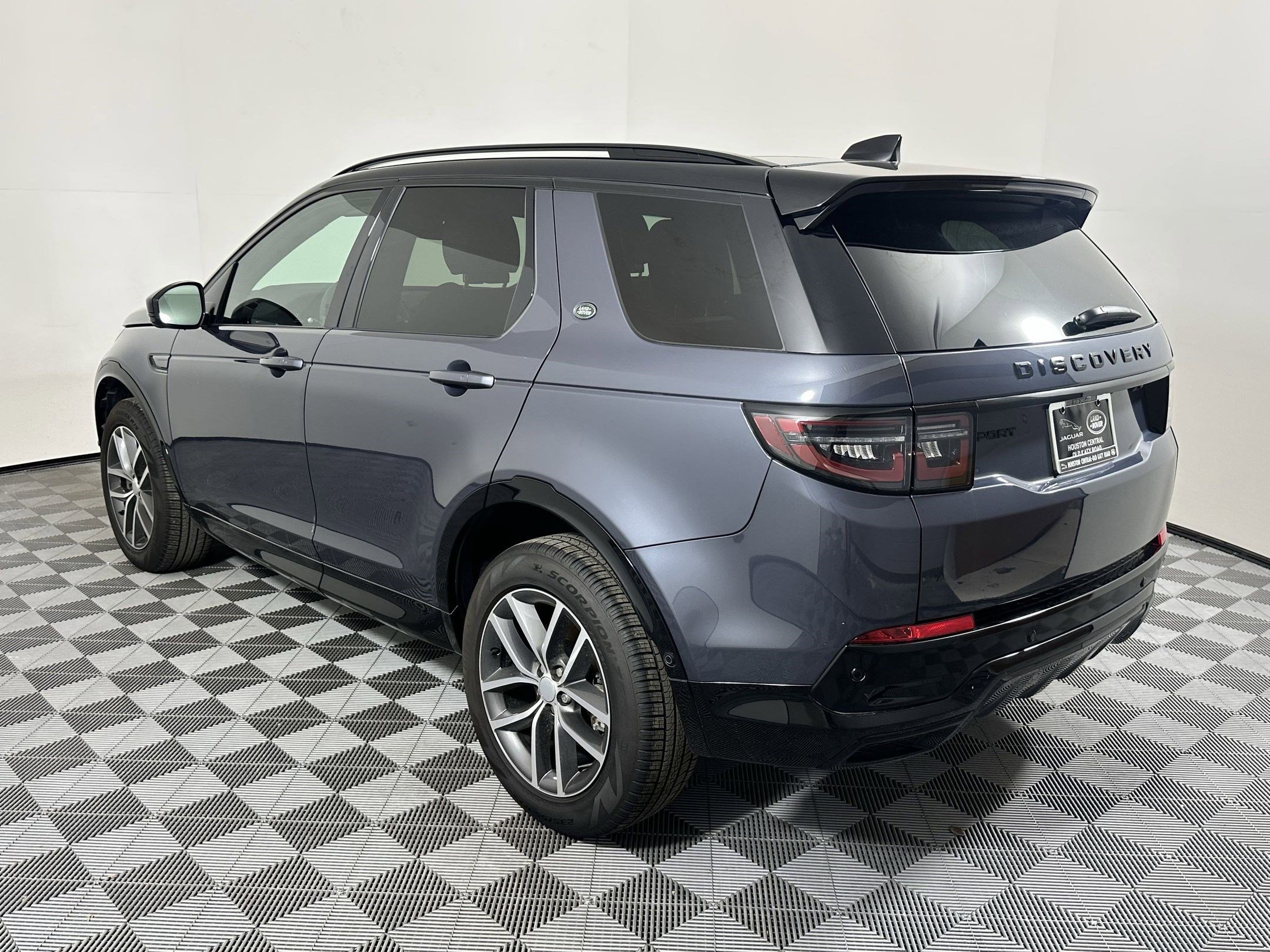 2024 Land Rover Discovery Sport Dynamic SE photo 2