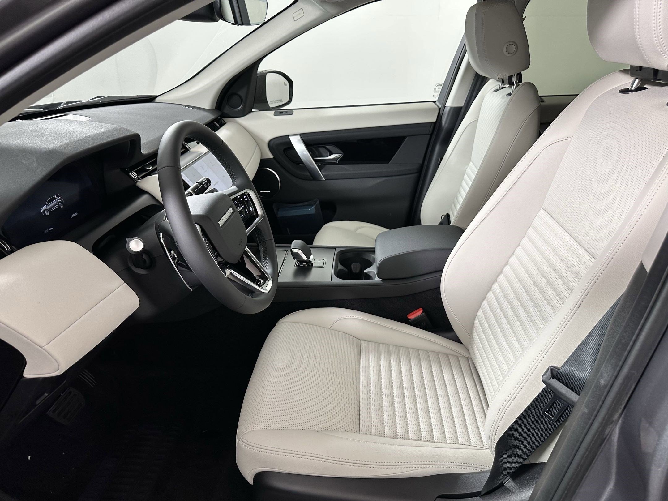 2025 Land Rover Discovery Sport S photo 4