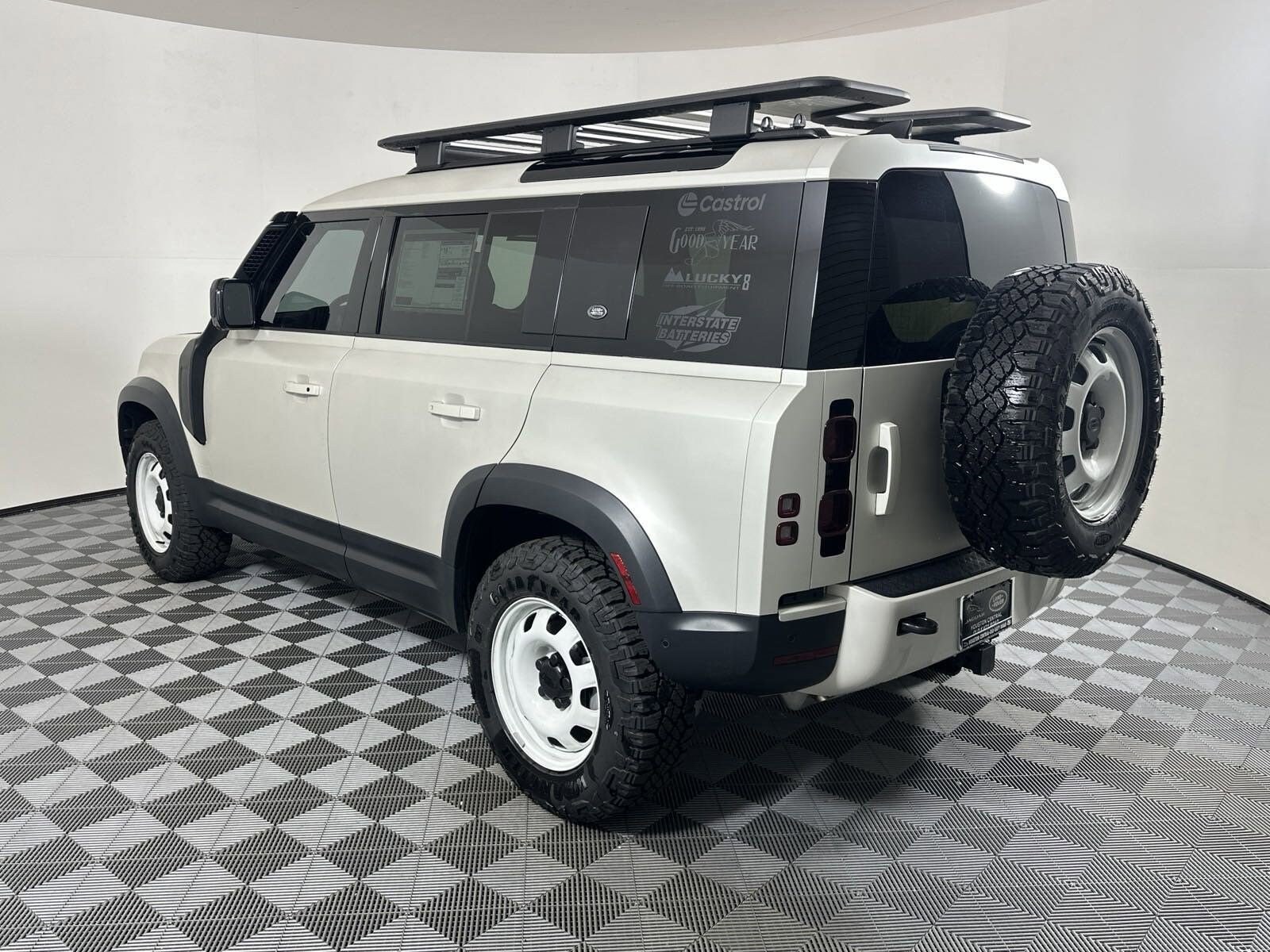 2024 Land Rover Defender 110 S photo 3