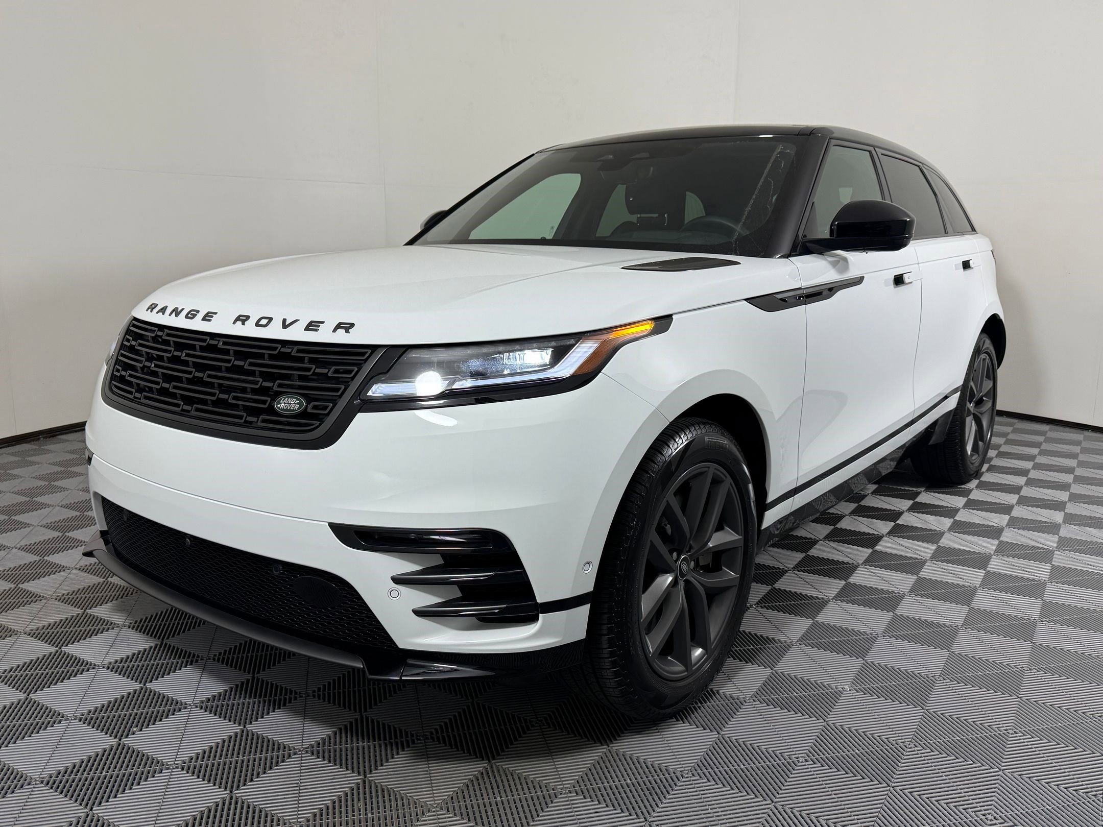 2026 Land Rover Range Rover Velar P250 Dynamic SE's photo