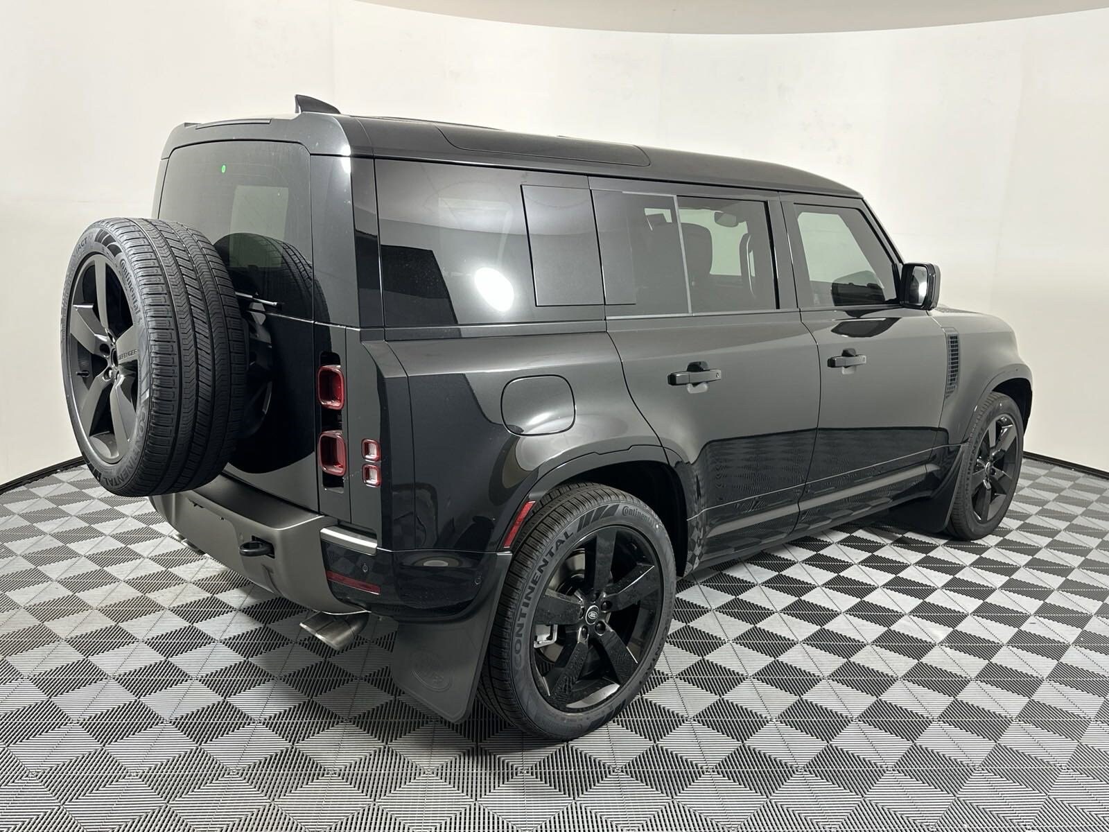 2025 Land Rover Defender 110 X-Dynamic SE photo 2