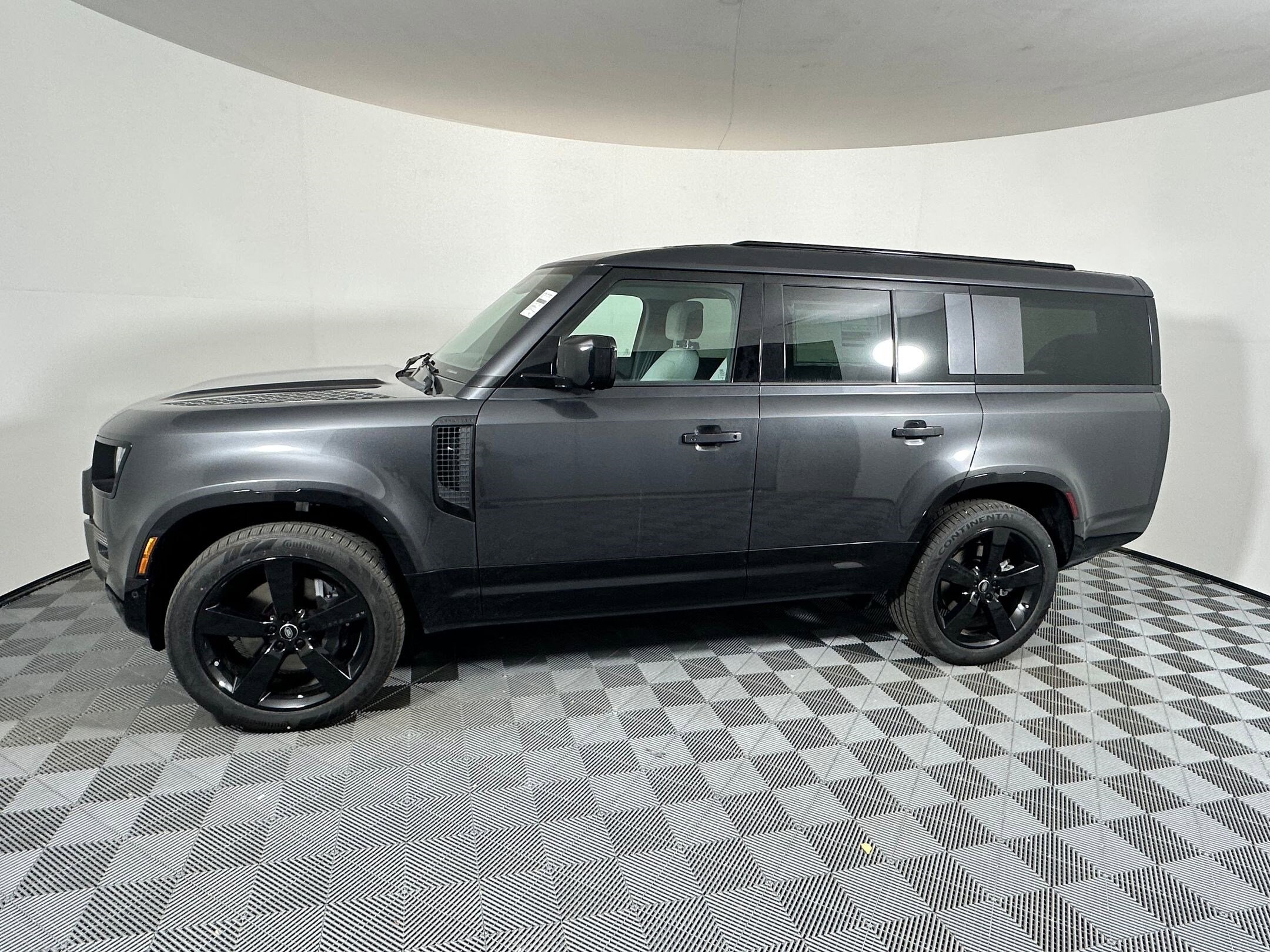2025 Land Rover Defender X-Dynamic SE photo 2