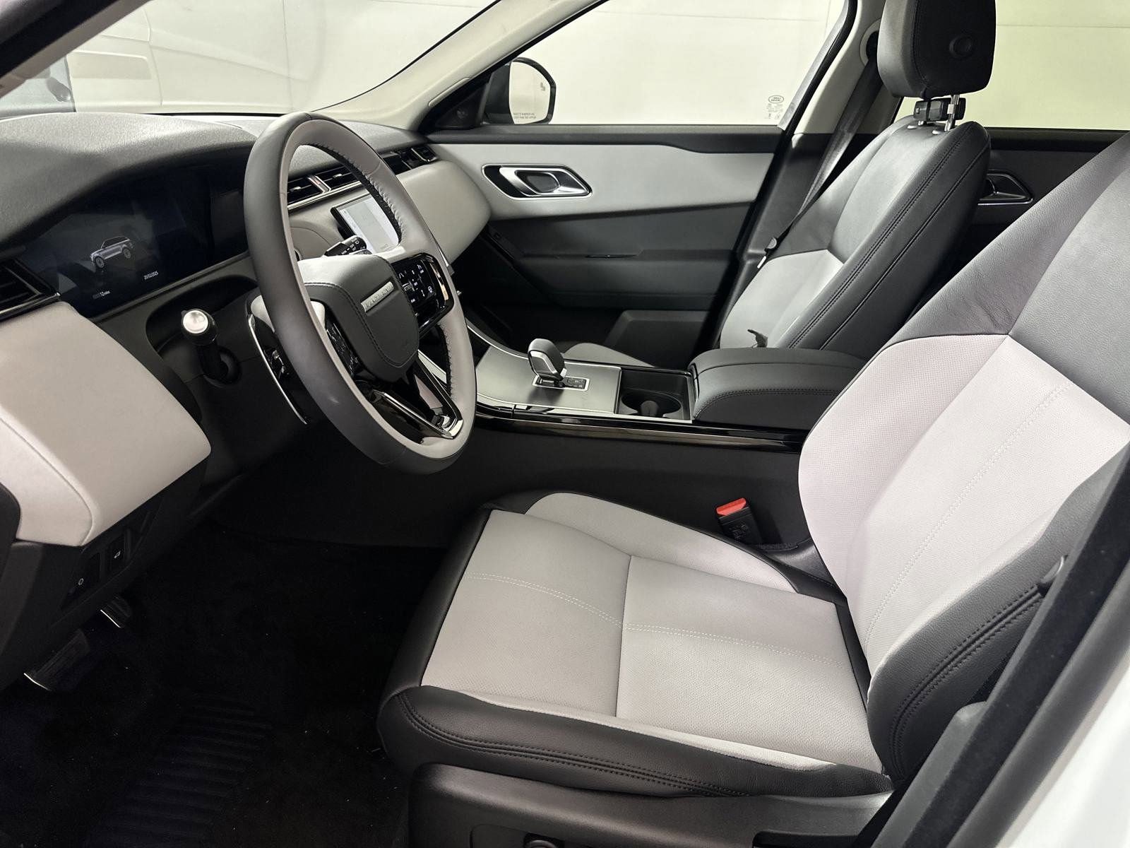 2025 Land Rover Range Rover Velar SE photo 3
