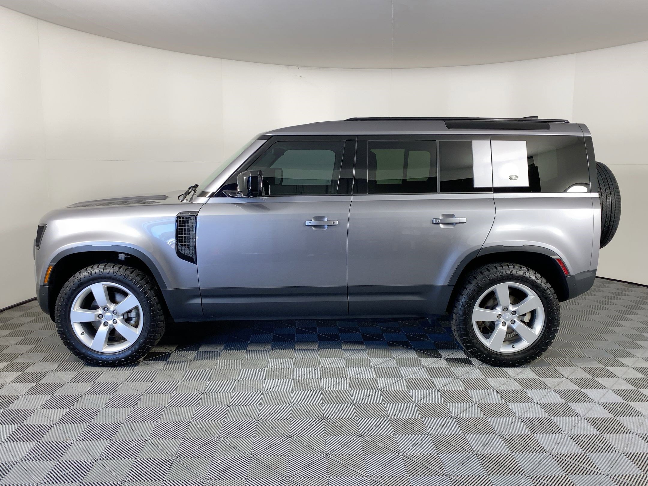 2024 Land Rover Defender 110 S photo 2