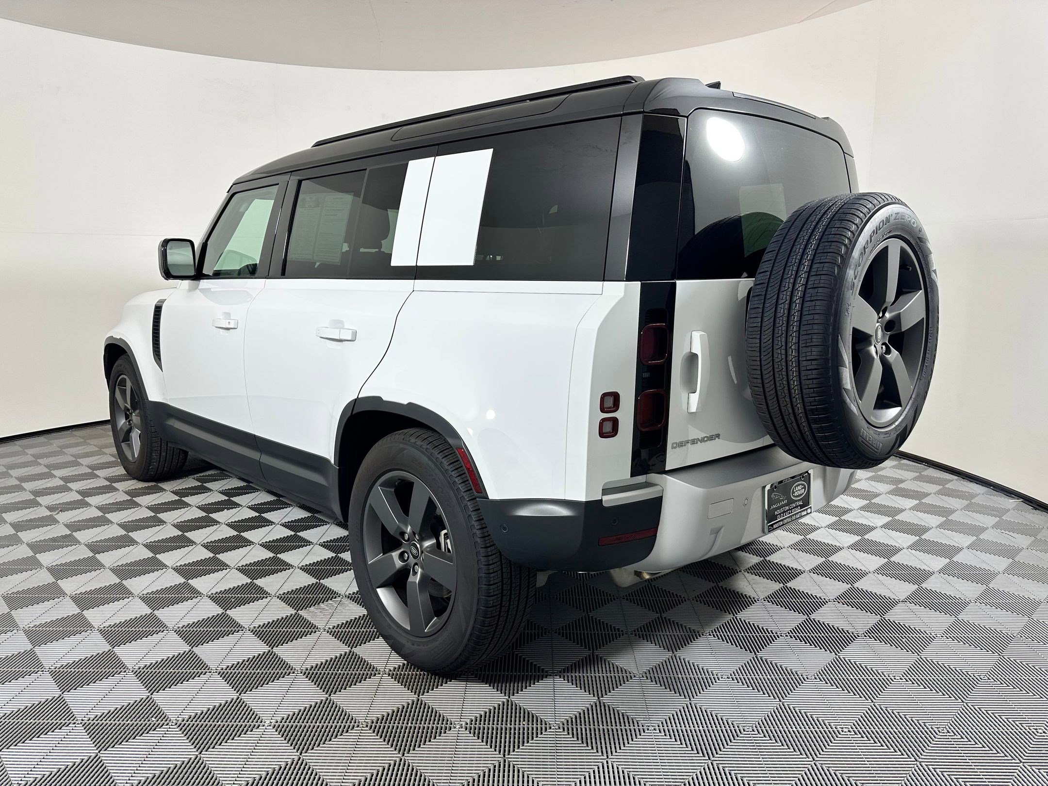 2025 Land Rover Defender 110 S photo 3