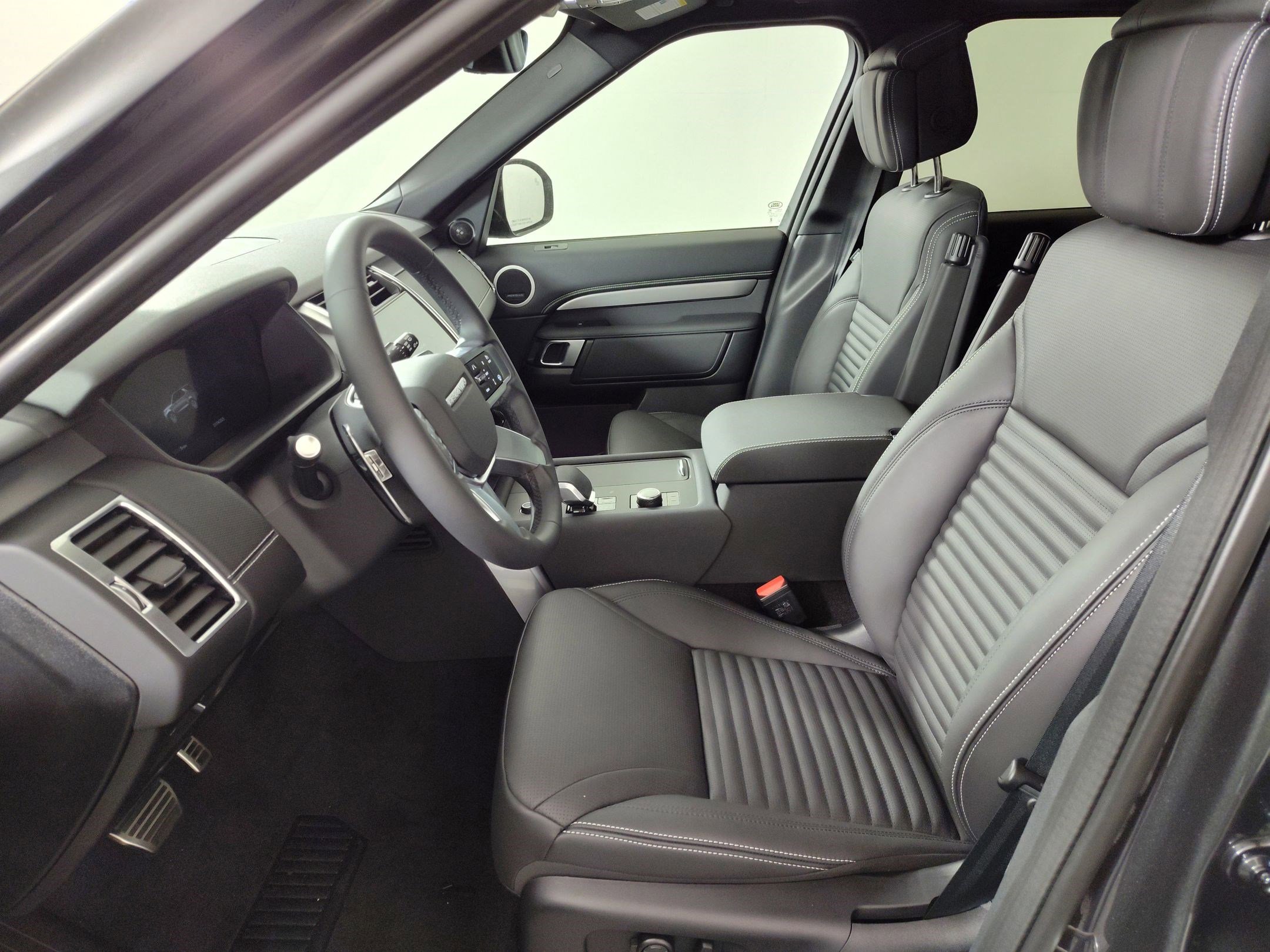 2025 Land Rover Discovery SE photo 4
