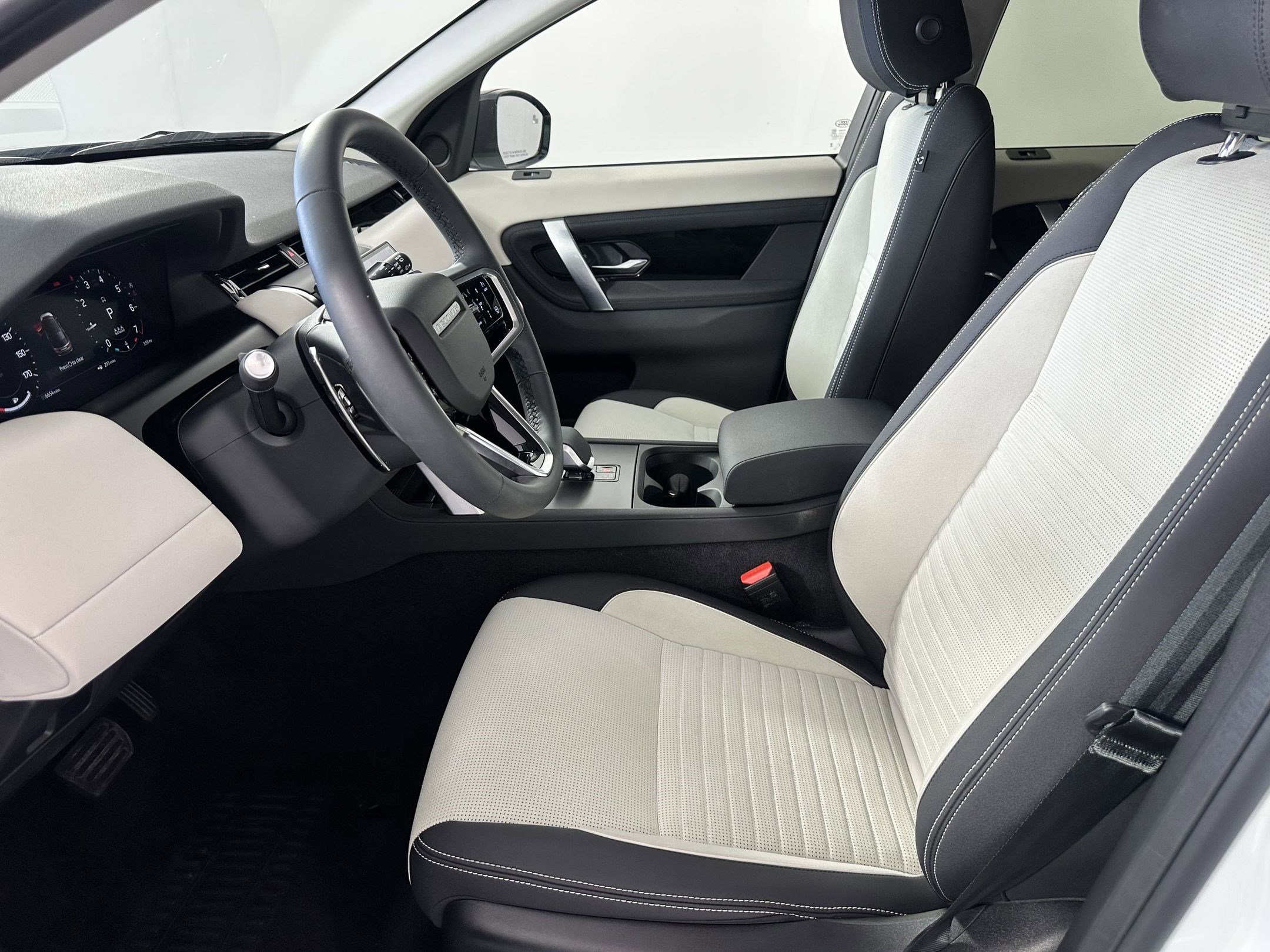 2025 Land Rover Discovery Sport S photo 3