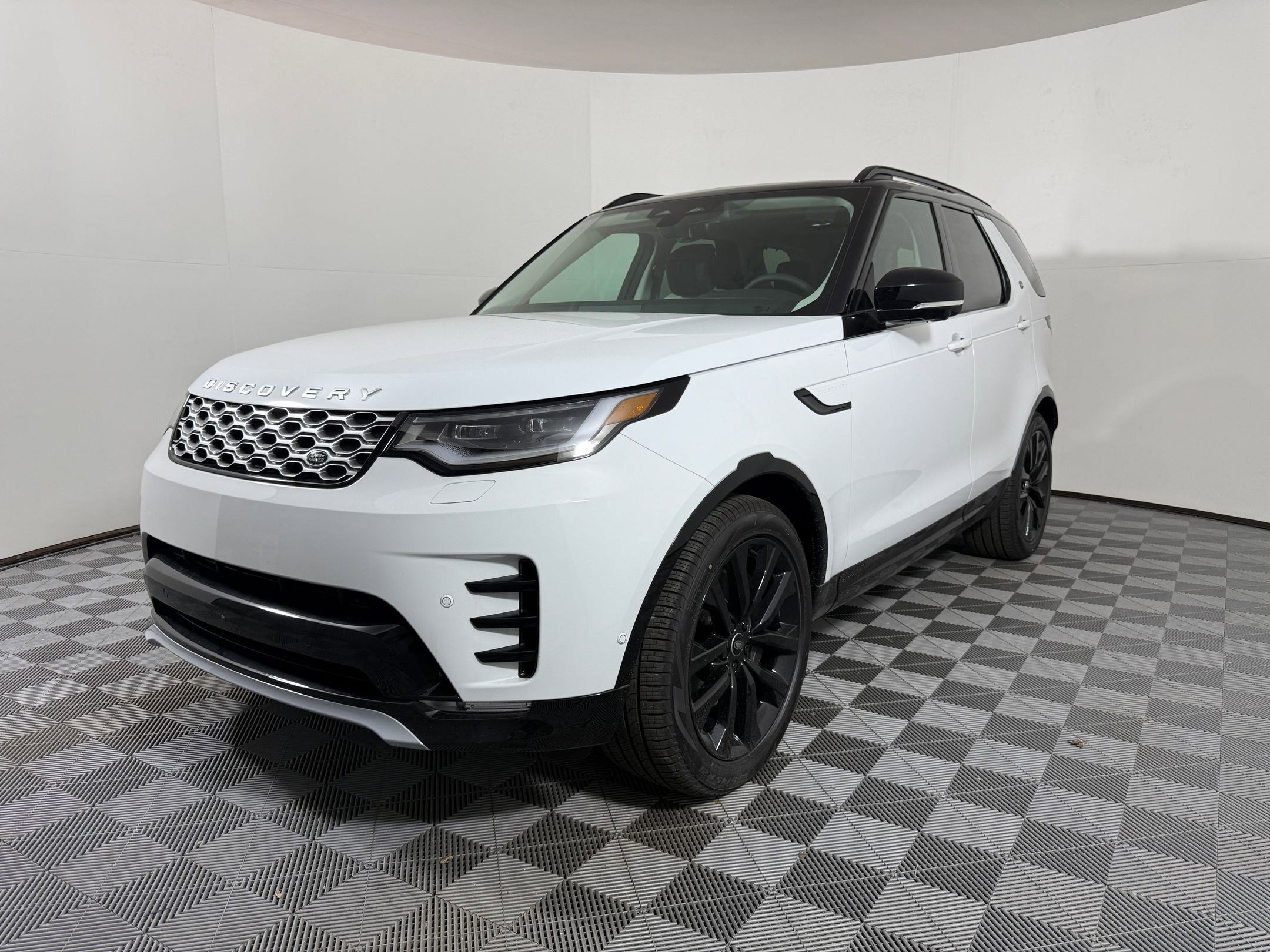 2026 Land Rover Discovery P360 Gemini Edition's photo