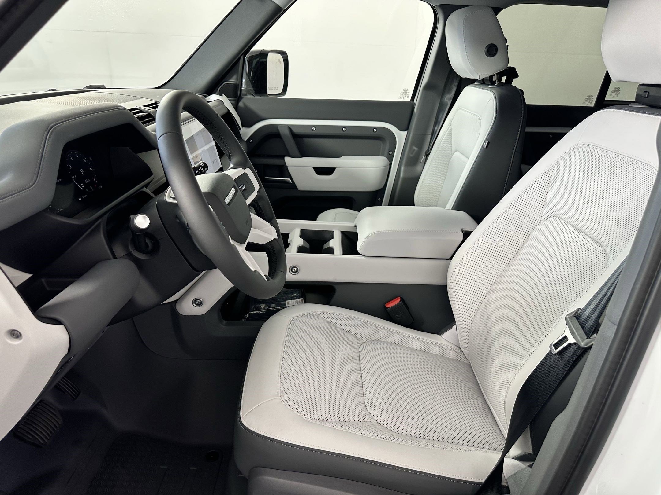 2025 Land Rover Defender 110 S photo 3