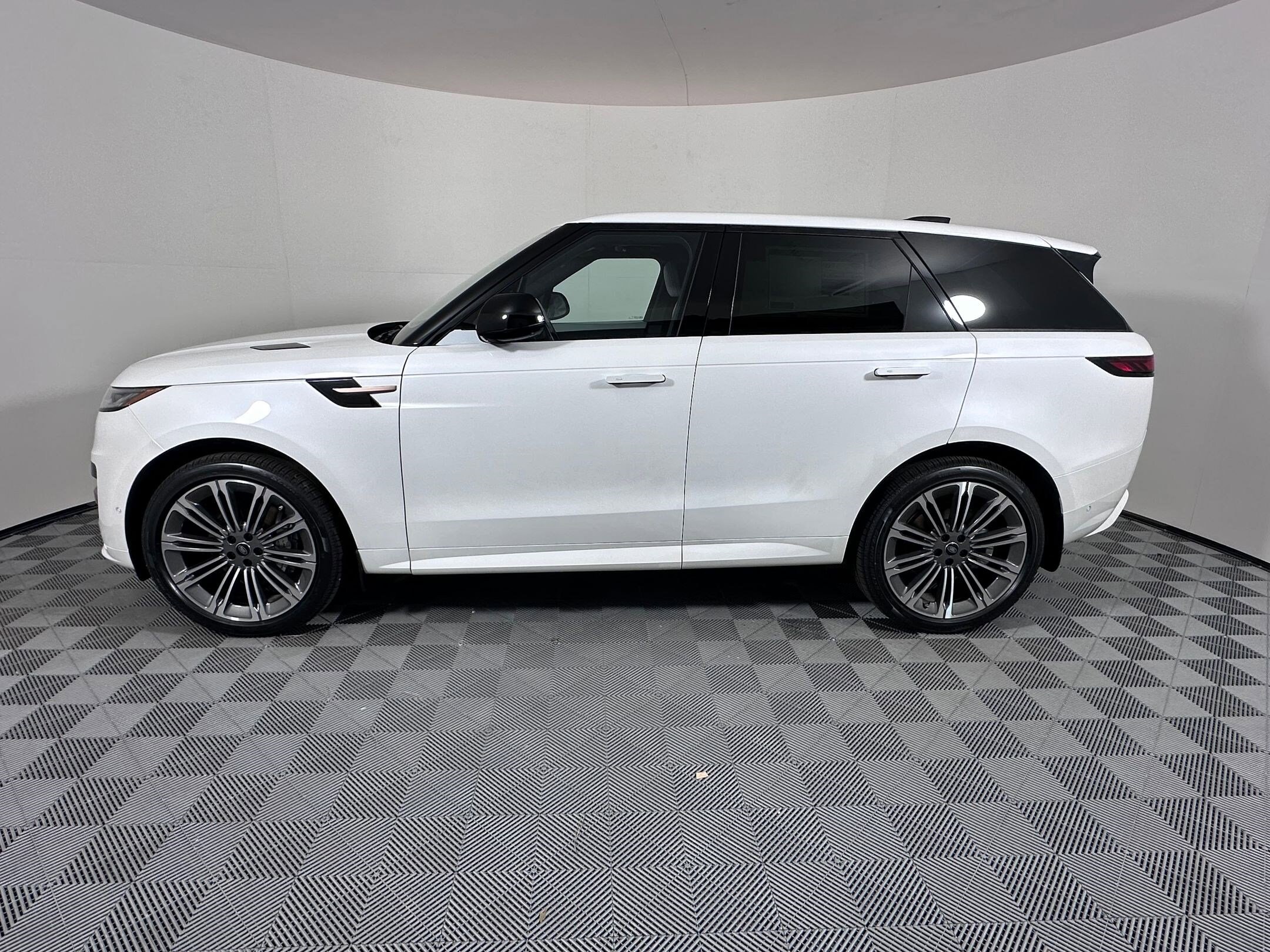 2025 Land Rover Range Rover Sport SE photo 2