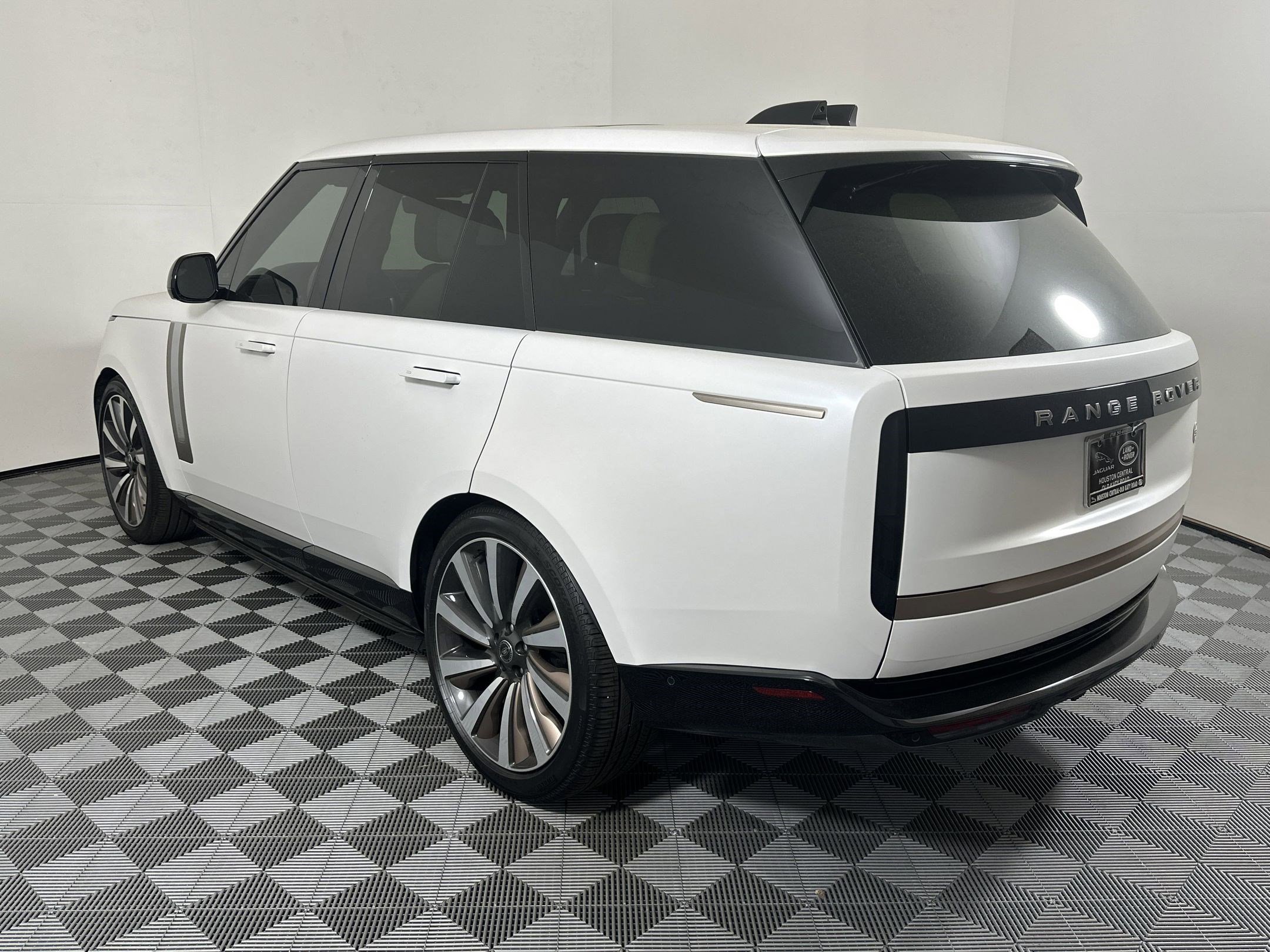 2025 Land Rover Range Rover SV photo 2
