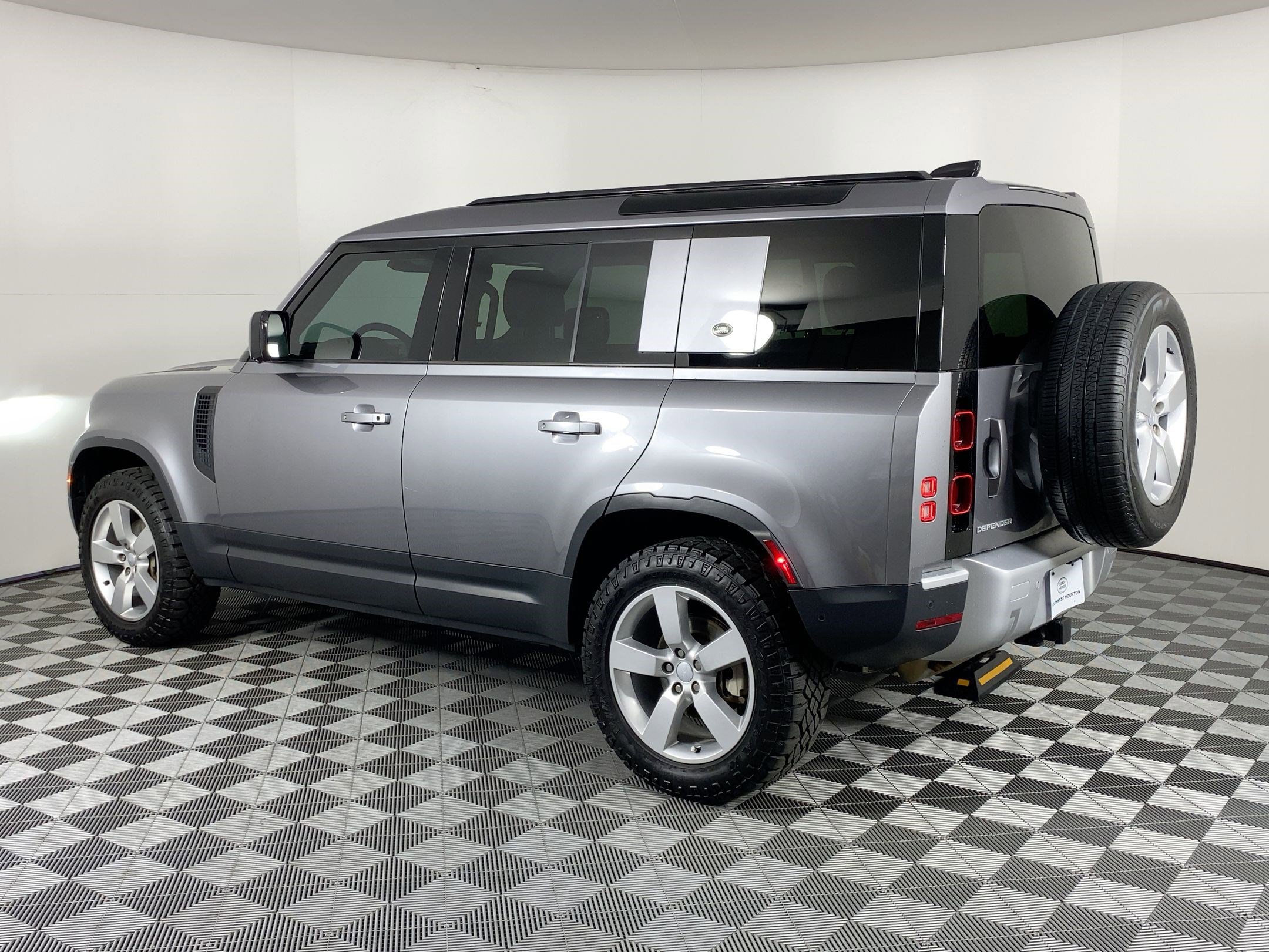 2024 Land Rover Defender 110 S photo 3