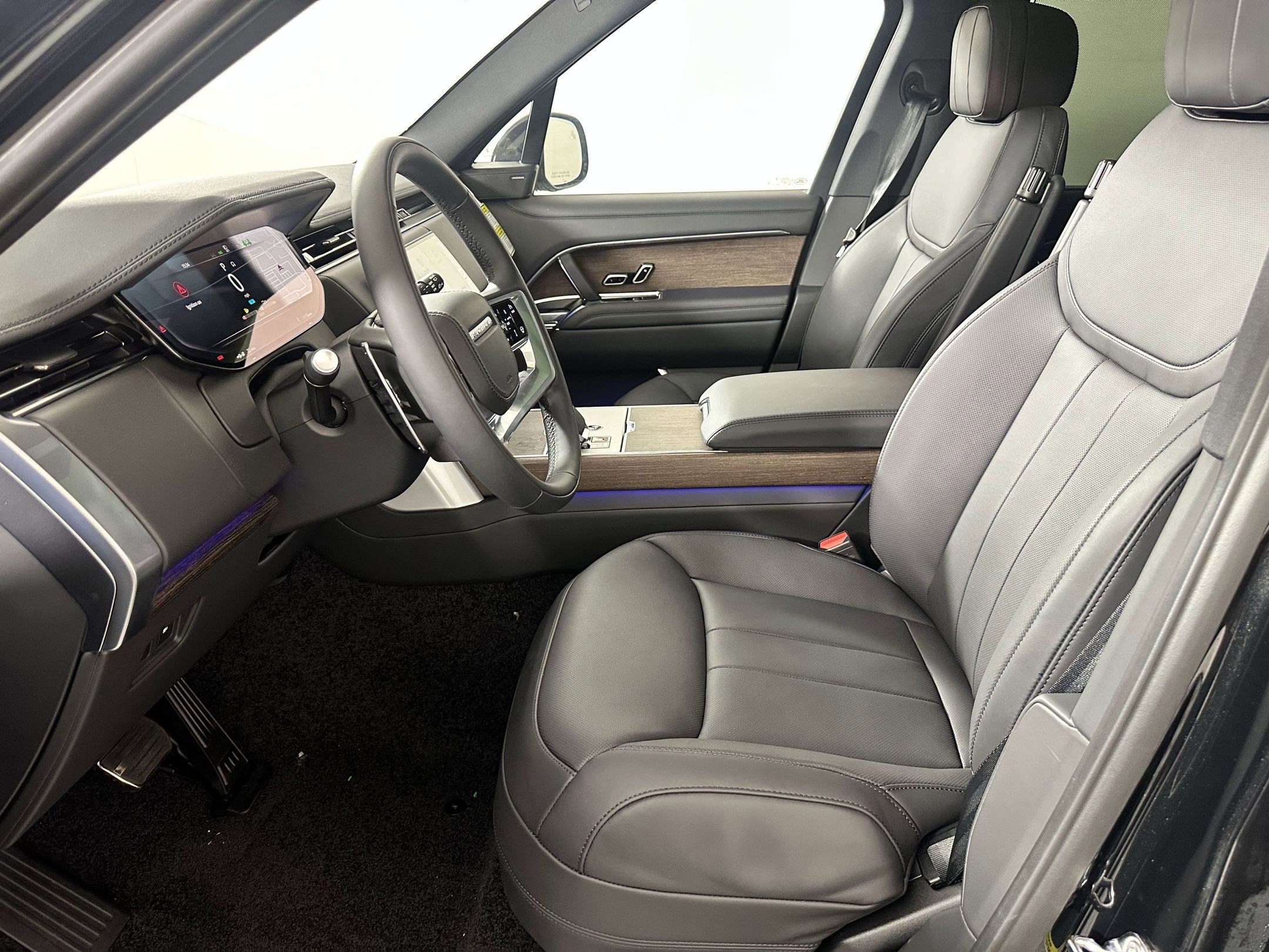 2025 Land Rover Range Rover SE photo 3