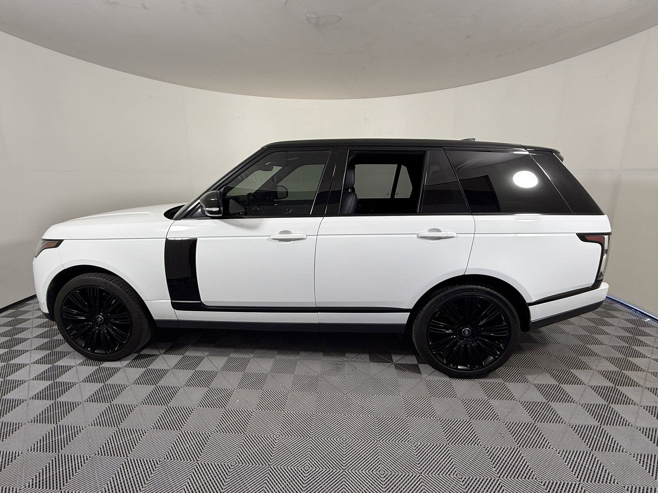 2022 Land Rover Range Rover P525 HSE HSE Westminster Edition photo 2