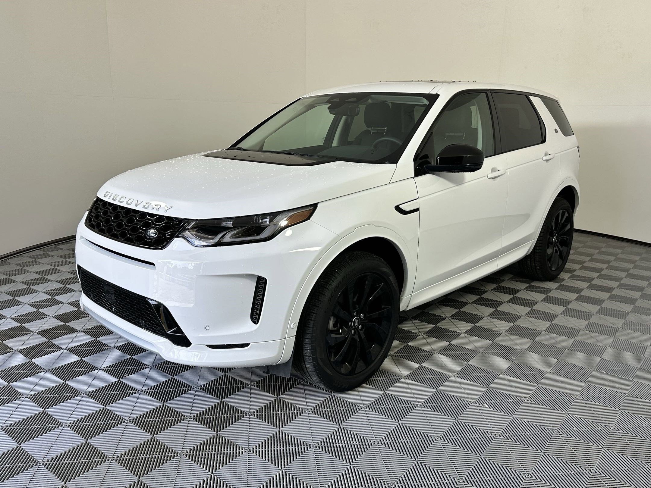2025 Land Rover Discovery Sport S's photo