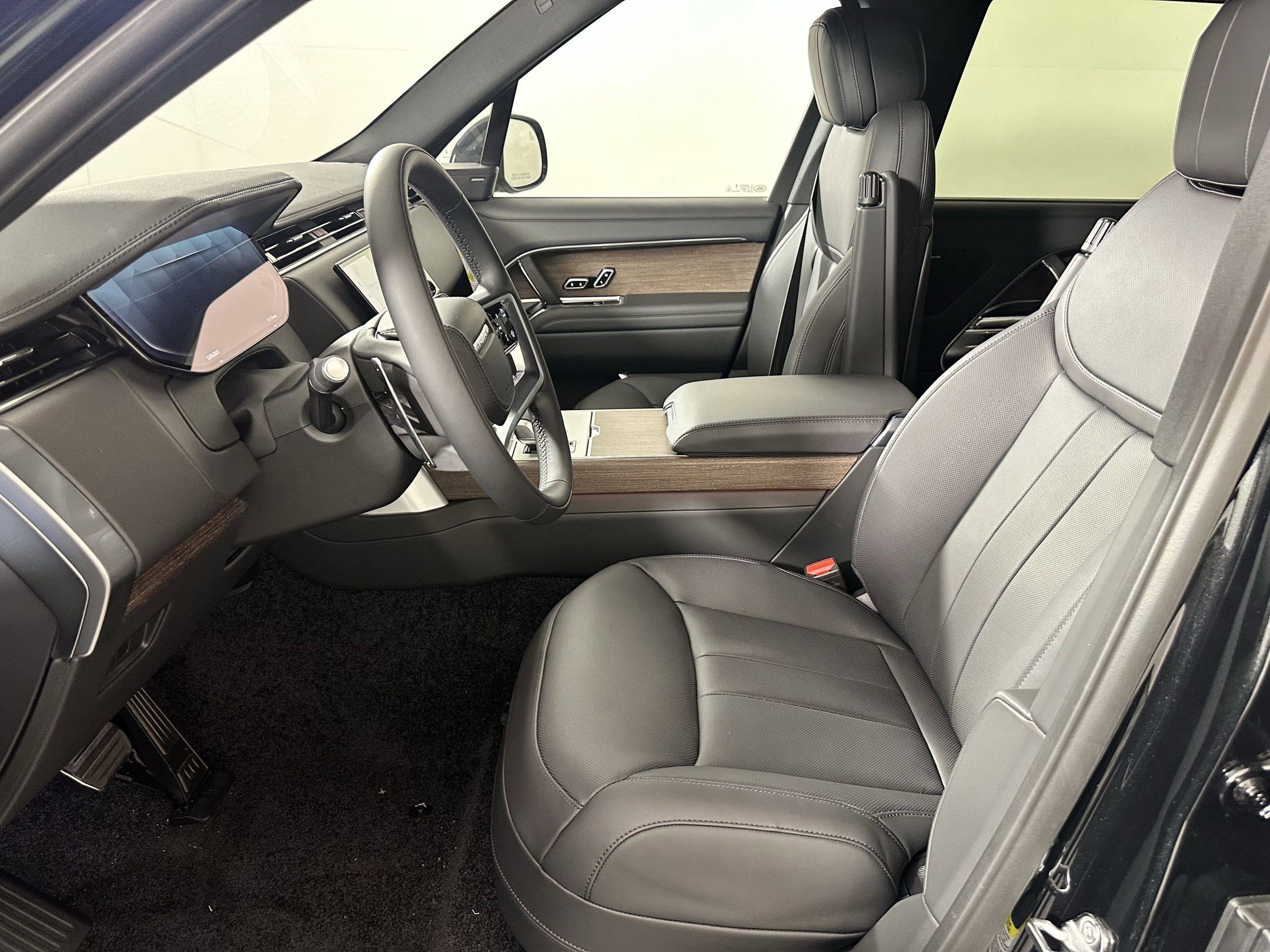 2025 Land Rover Range Rover SE photo 3