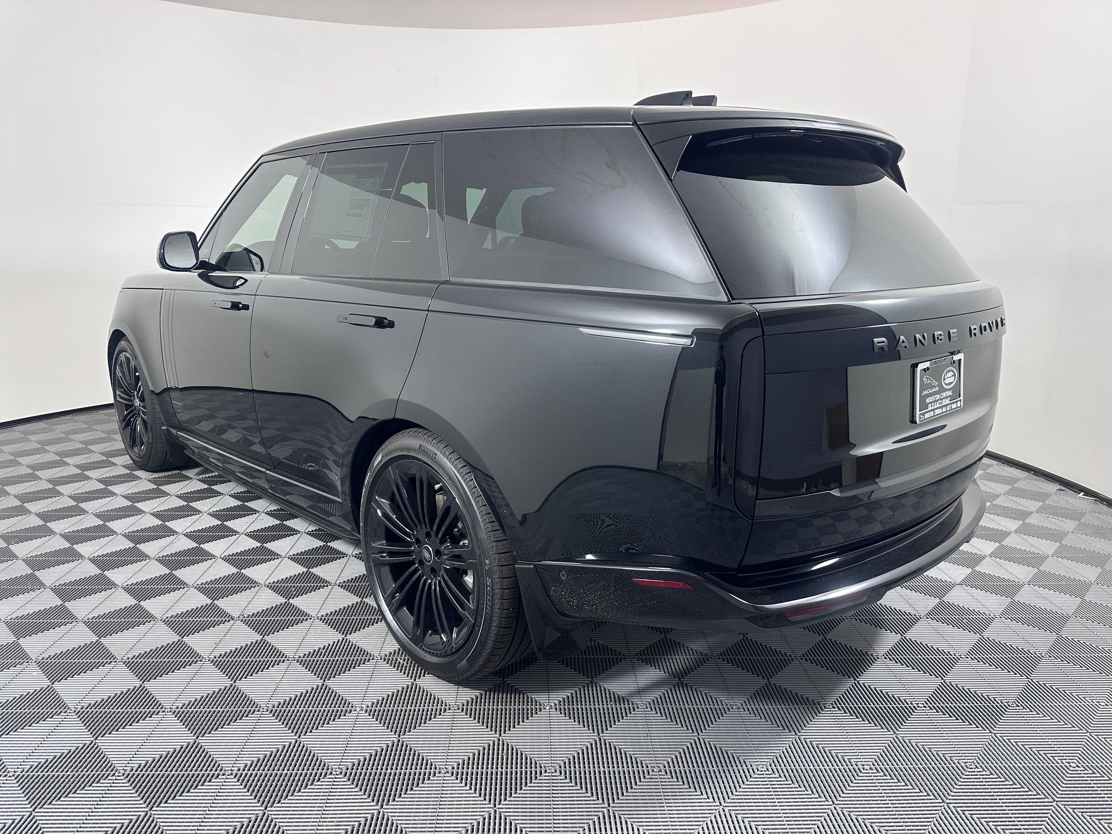 2025 Land Rover Range Rover SE photo 2