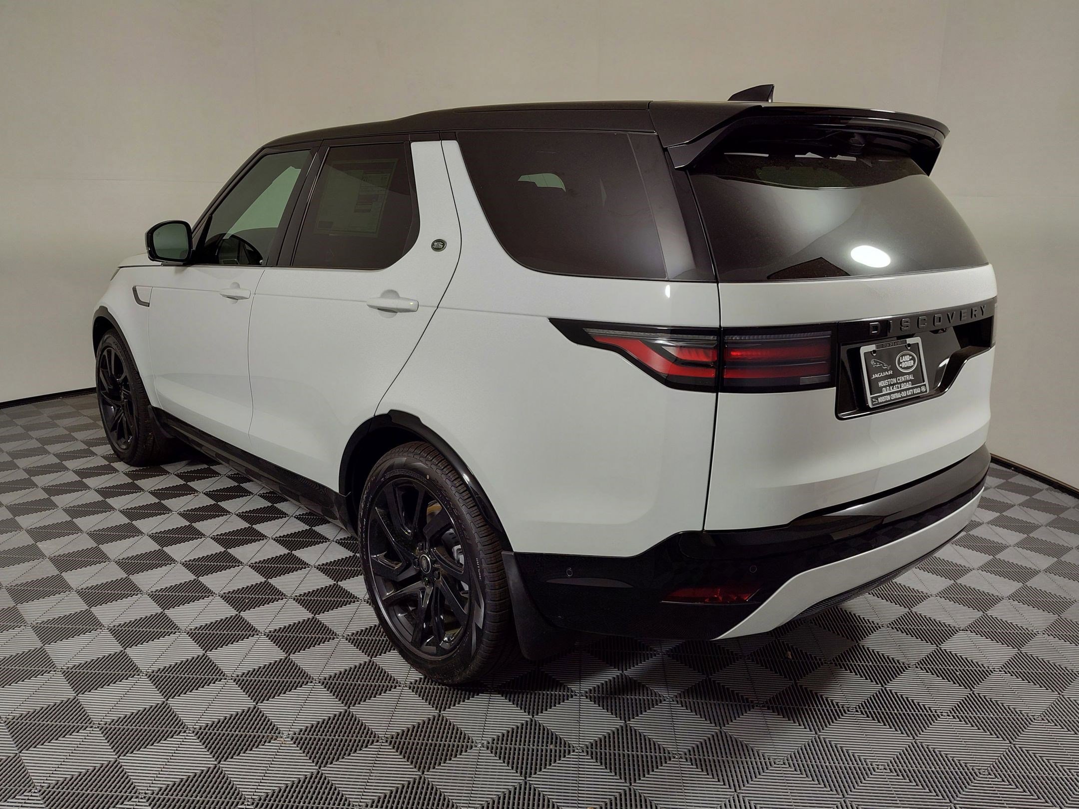 2025 Land Rover Discovery SE photo 2