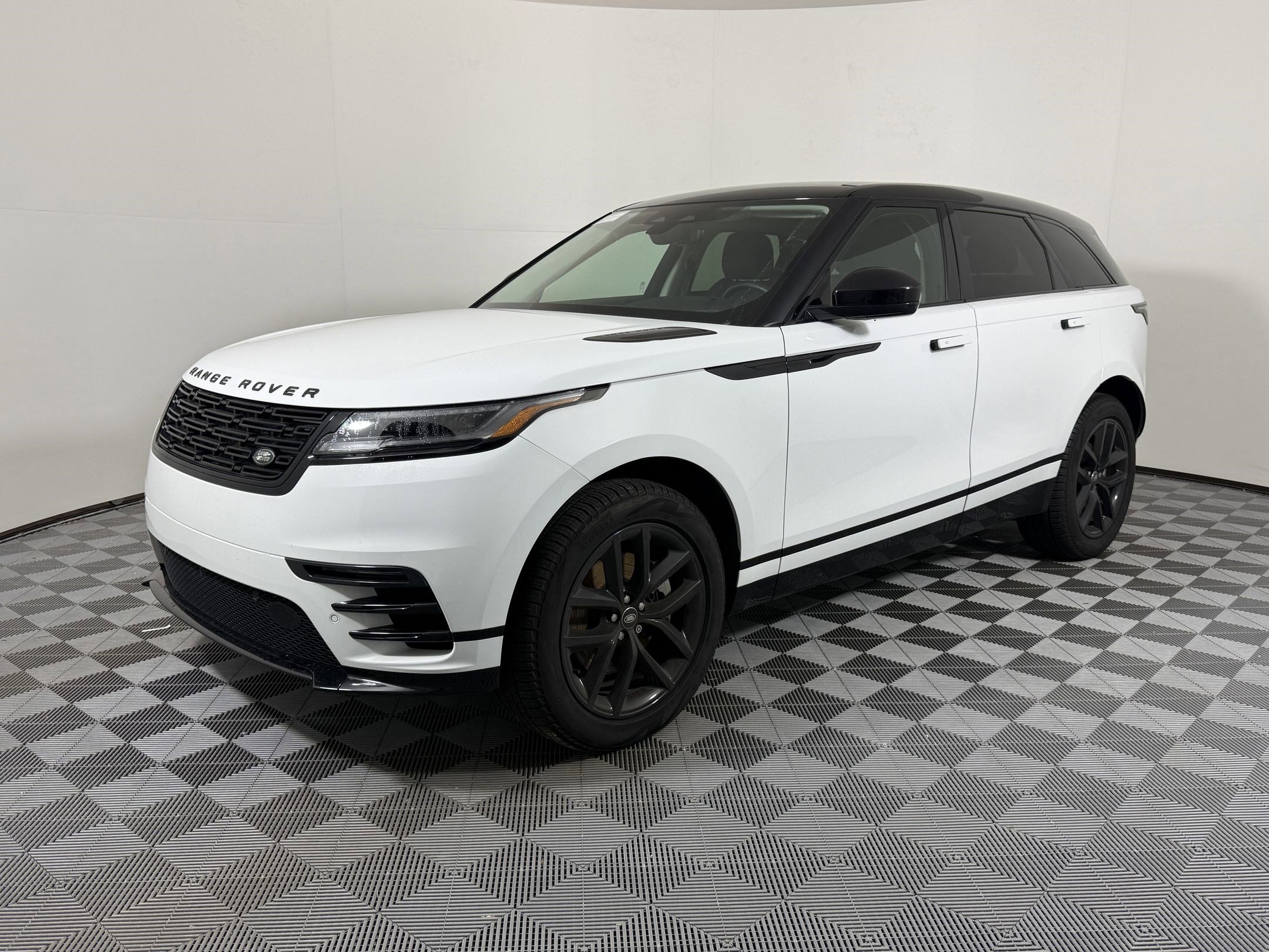 2025 Land Rover Range Rover Velar Dynamic SE's photo
