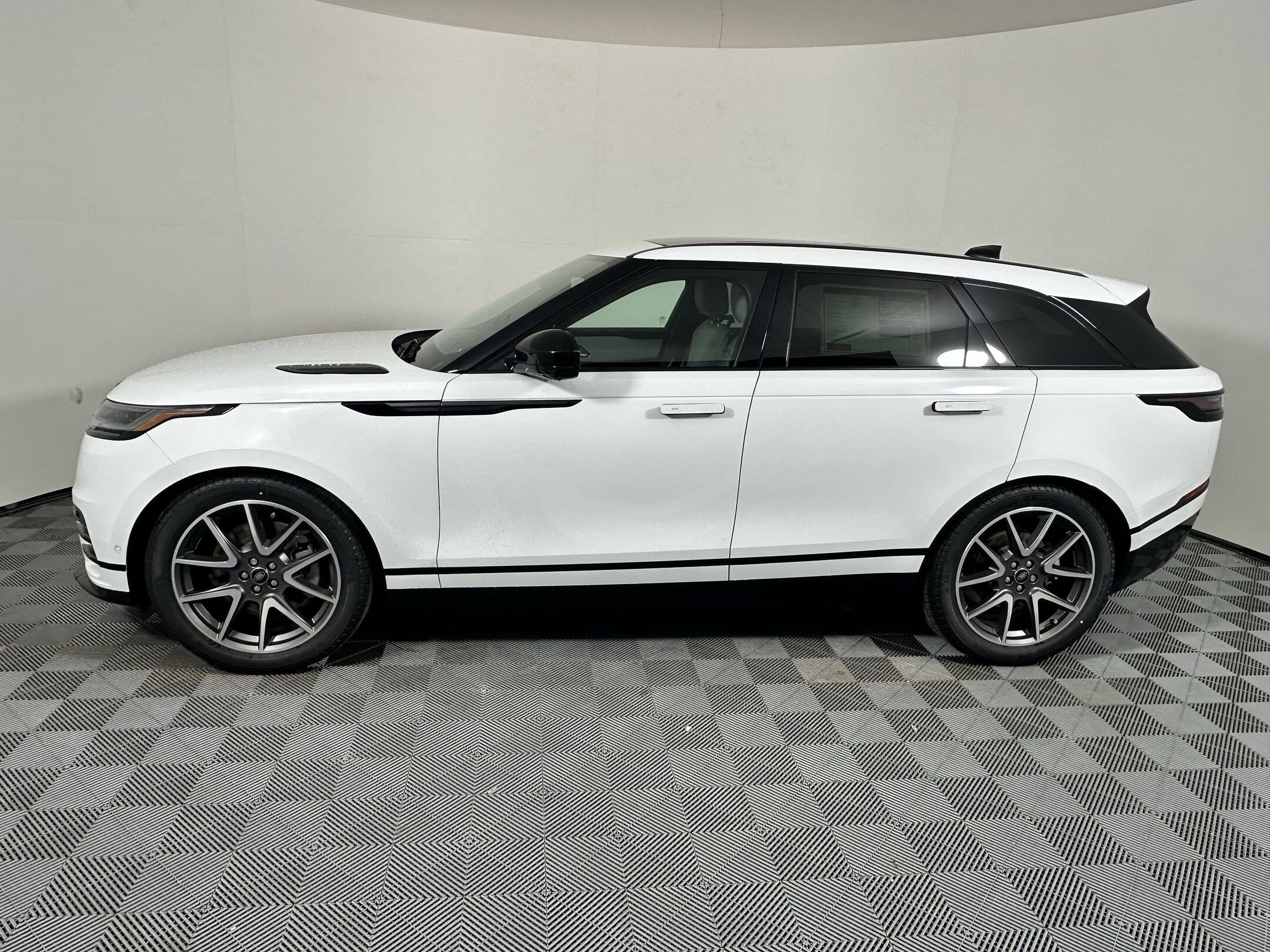 2026 Land Rover Range Rover Velar SE photo 2
