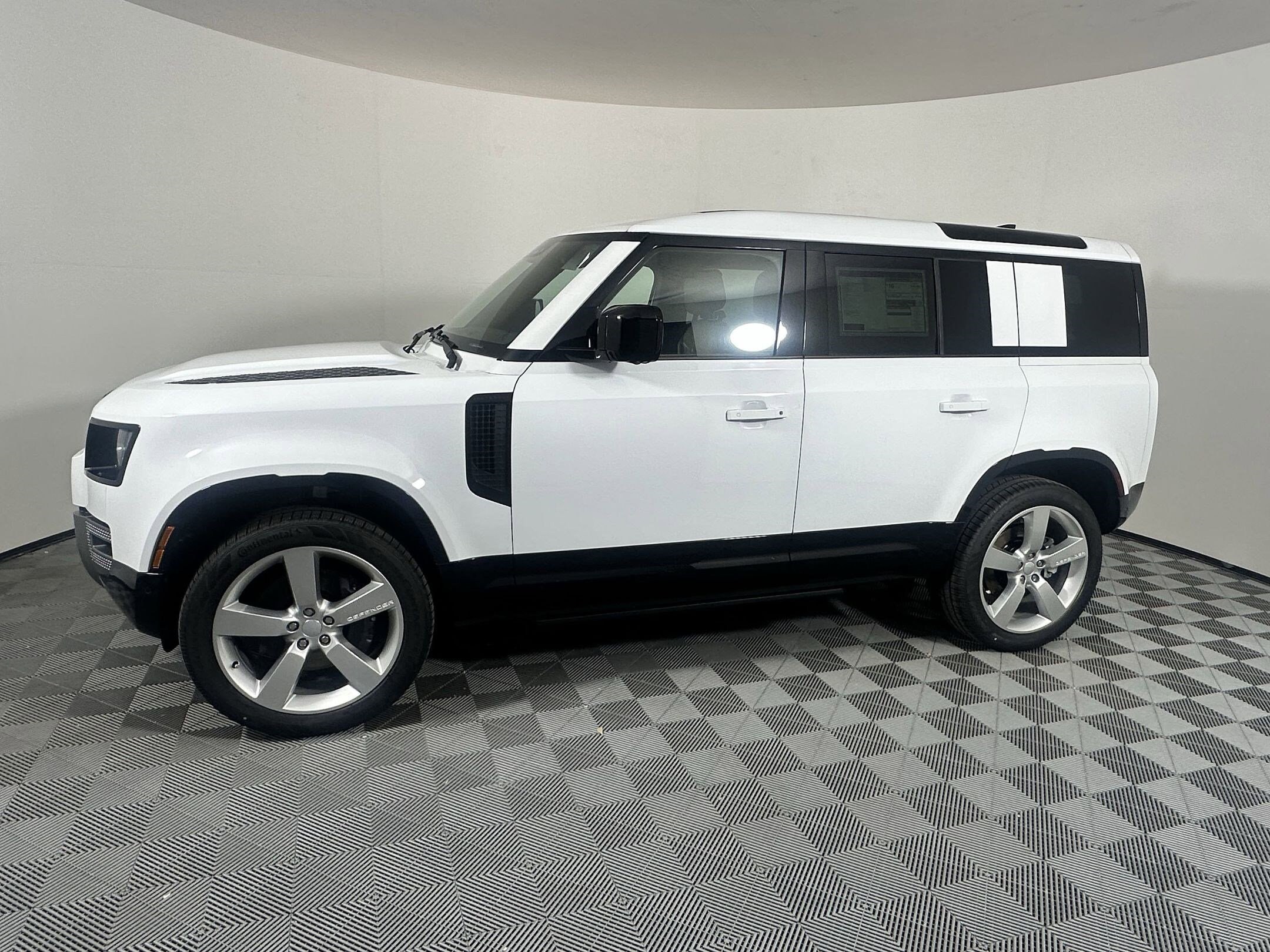 2025 Land Rover Defender 110 X-Dynamic SE photo 2