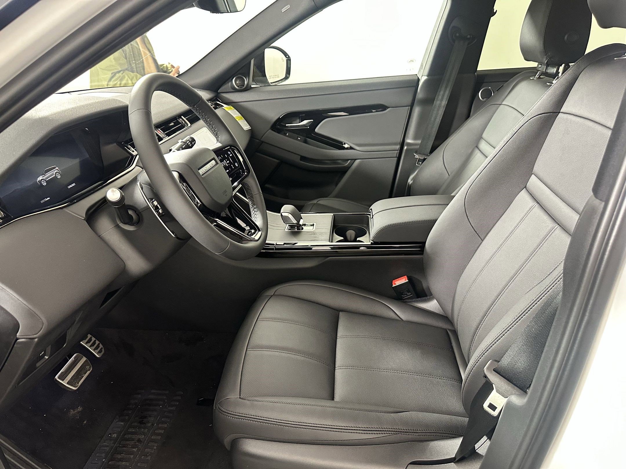 2026 Land Rover Range Rover Evoque Dynamic SE photo 4
