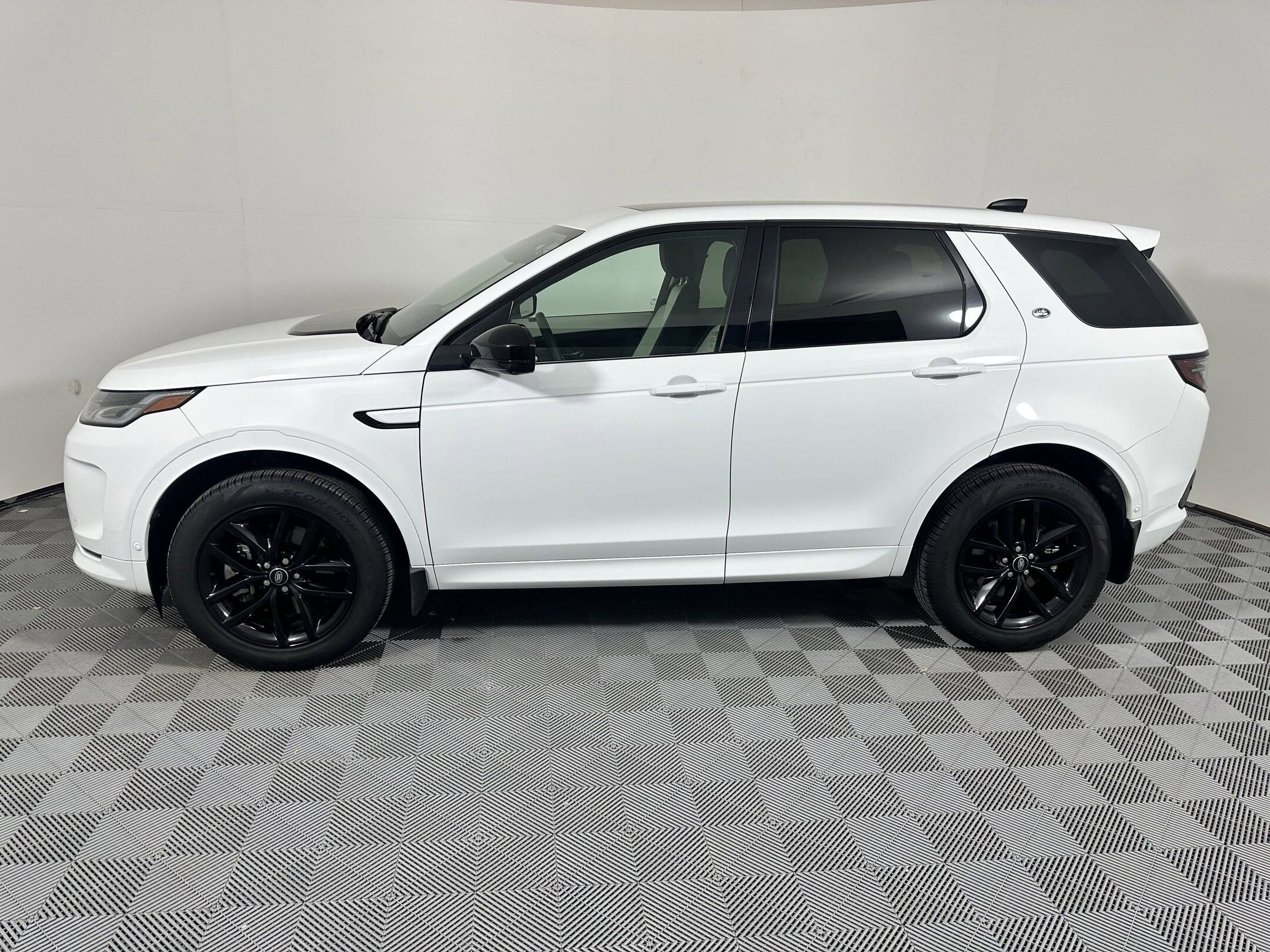 2024 Land Rover Discovery Sport S photo 2
