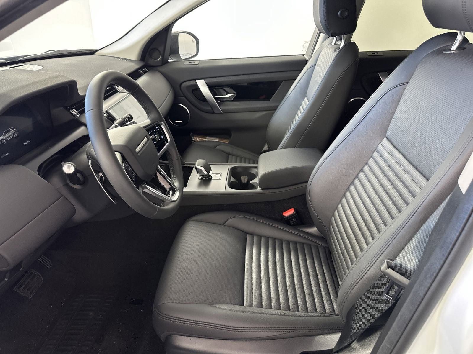 2025 Land Rover Discovery Sport S photo 4