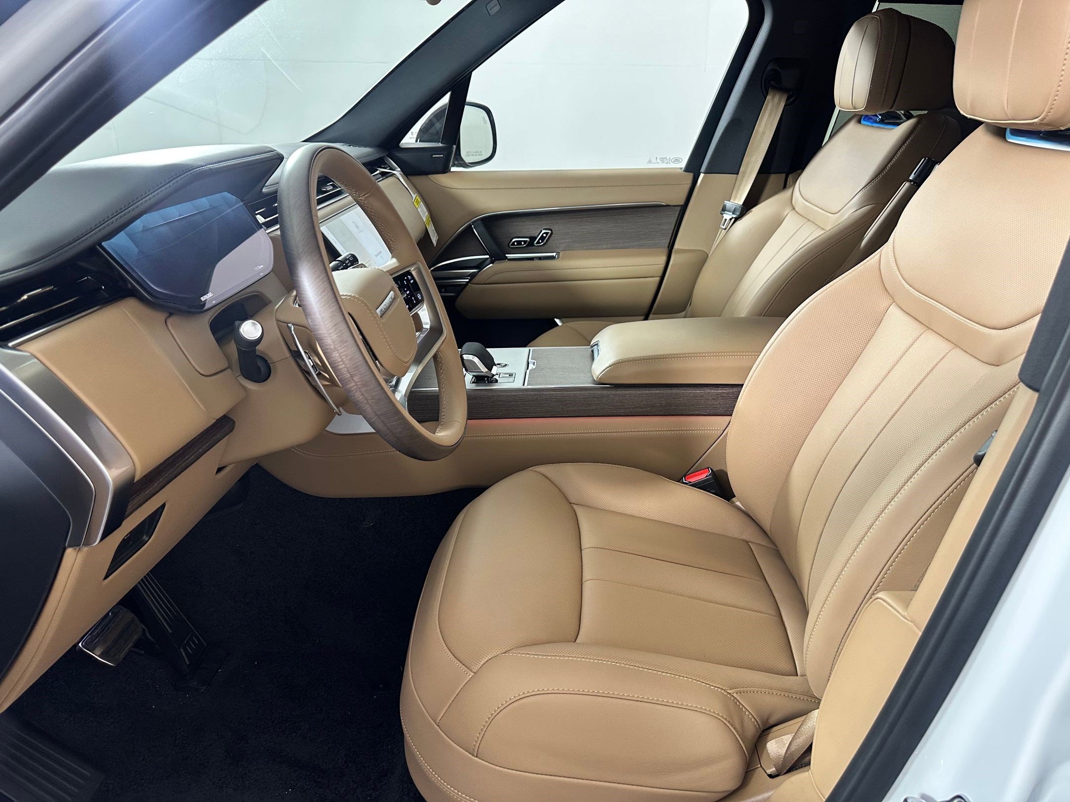 2025 Land Rover Range Rover SE photo 3