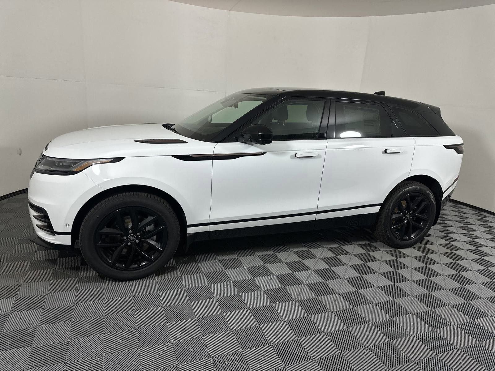 2025 Land Rover Range Rover Velar SE photo 2