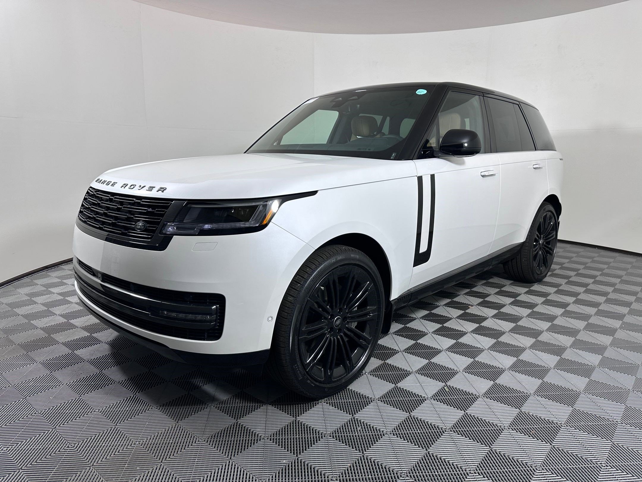 2025 Land Rover Range Rover SE's photo